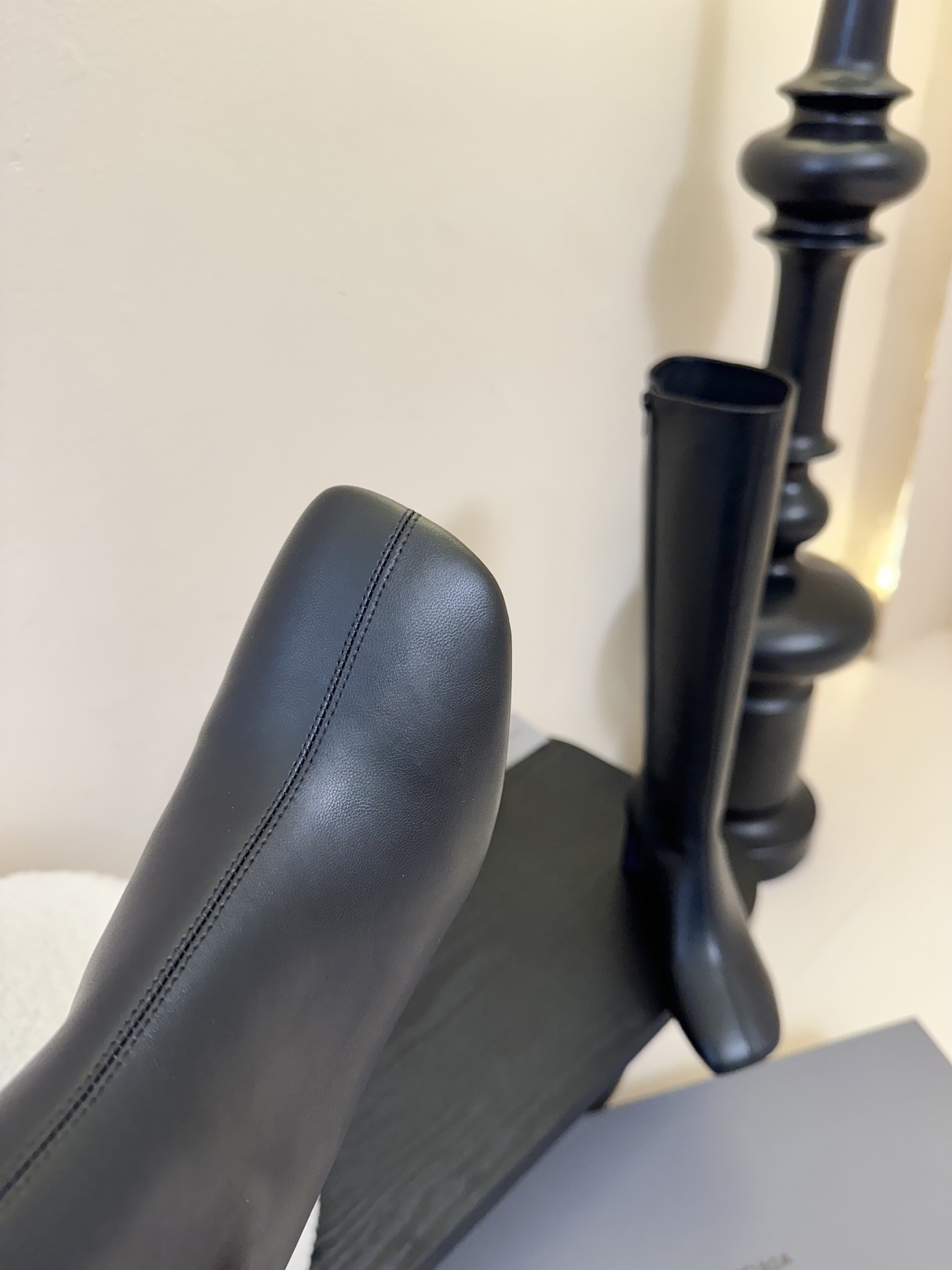 
Balenciaga巴黎世家走秀款短靴、巴黎时装周重磅新品，海外各大博主相继大秀金卡戴珊Kardash