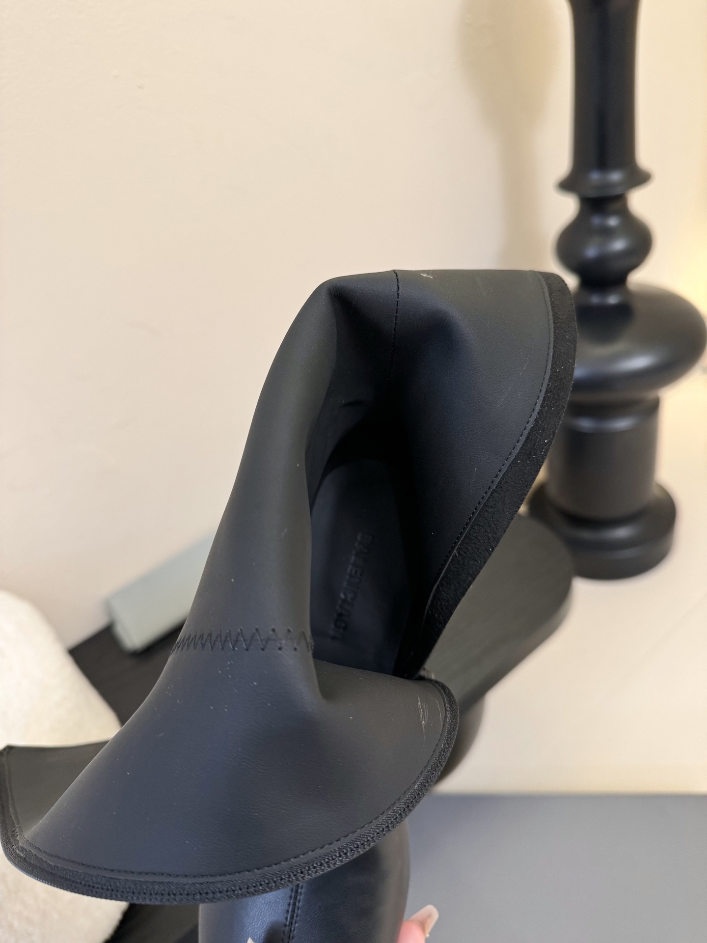 
Balenciaga巴黎世家走秀款短靴、巴黎时装周重磅新品，海外各大博主相继大秀金卡戴珊Kardash
