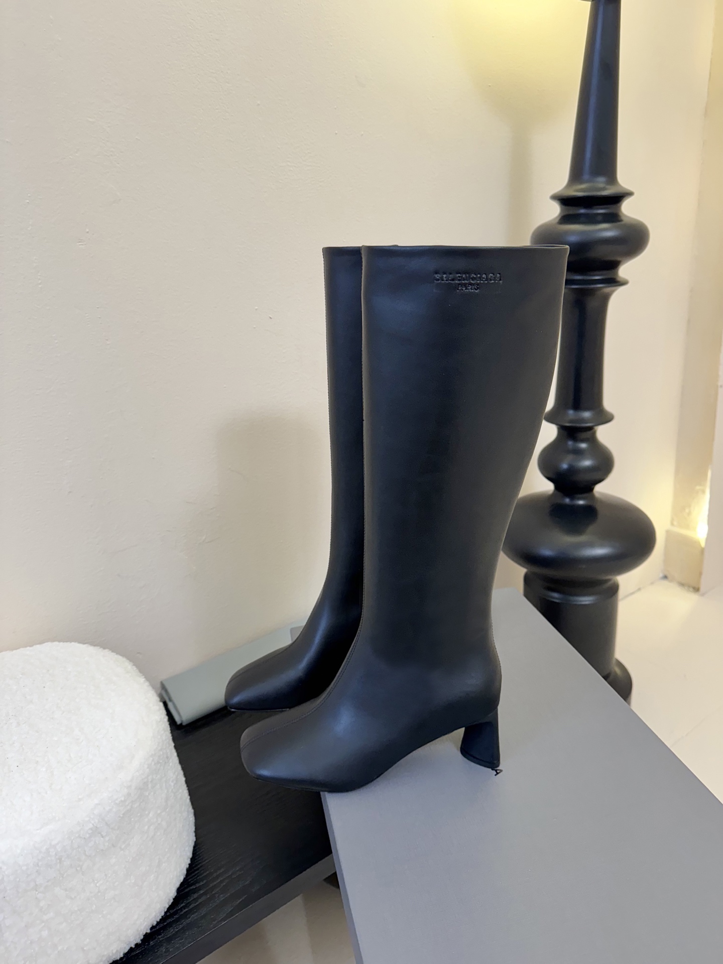 
Balenciaga巴黎世家走秀款短靴、巴黎时装周重磅新品，海外各大博主相继大秀金卡戴珊Kardash