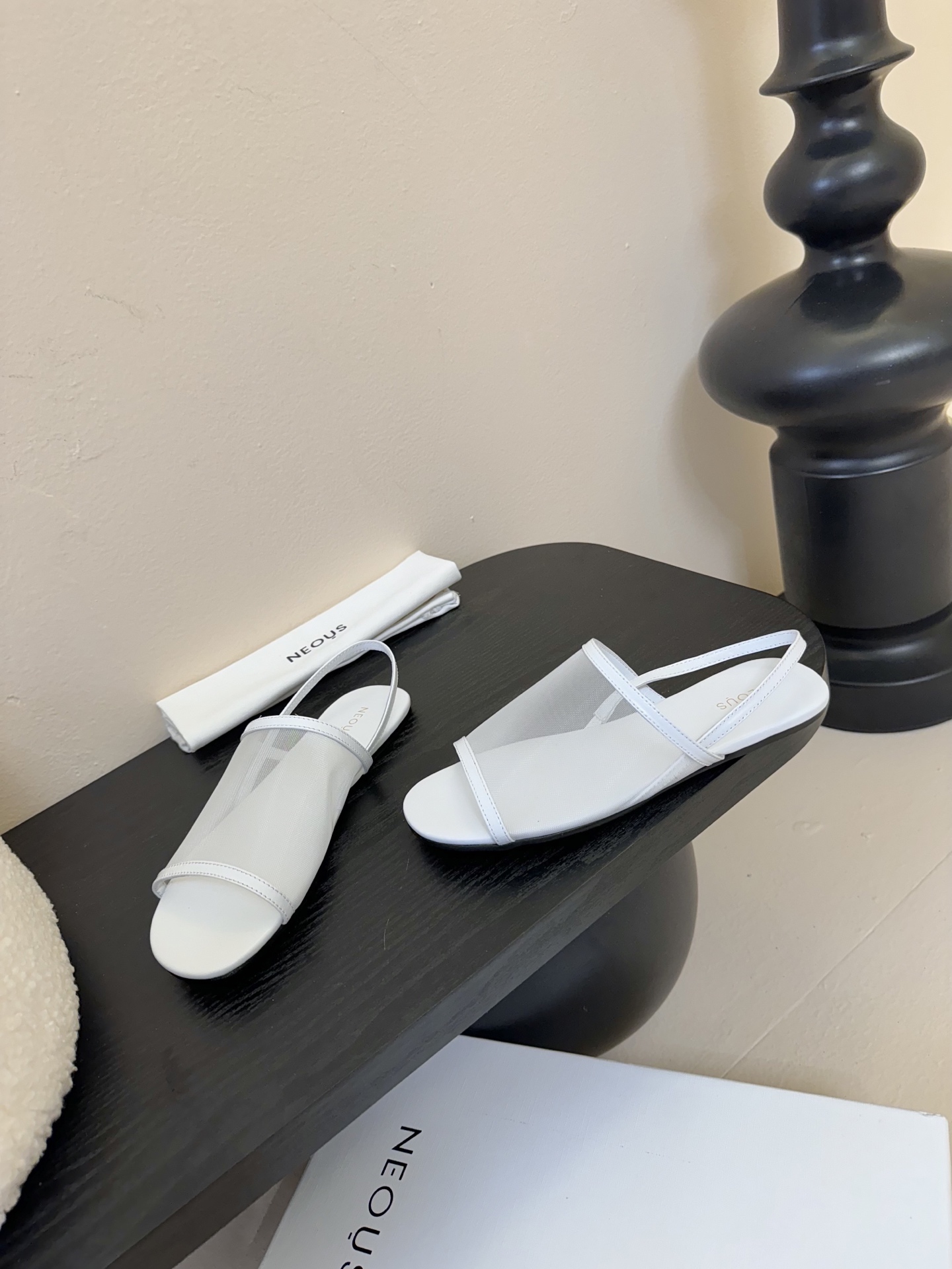 
The Row 𝟐𝟓𝐀𝐖新品

极简主义天花板  利落又带点松弛感 踩上就自带时髦滤镜 是那种低调却能