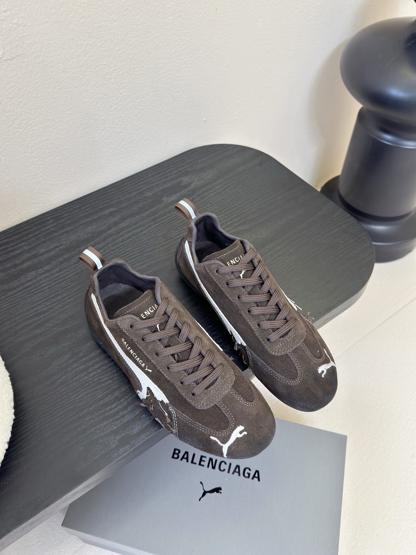 
彪马（Puma）Ultrasoft Speedcats 

情侣款运动鞋采用柔软且无固定结构的鞋面，该