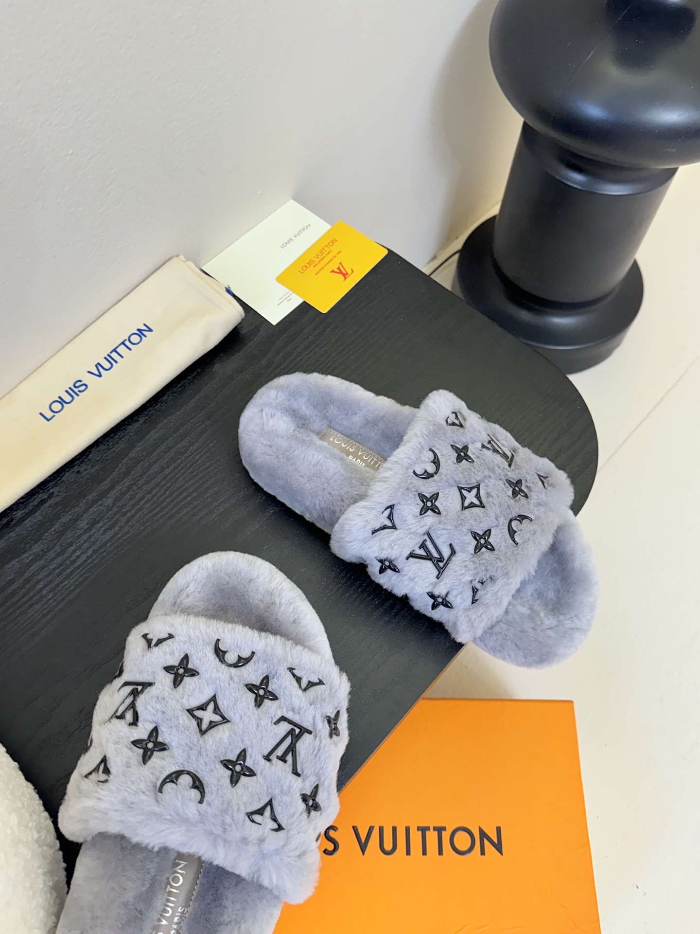 
louis vuitton
L家｜平底羊毛拖鞋新品🆕
超舒适的lv双带毛拖 简约随性 时髦有范，
慵懒