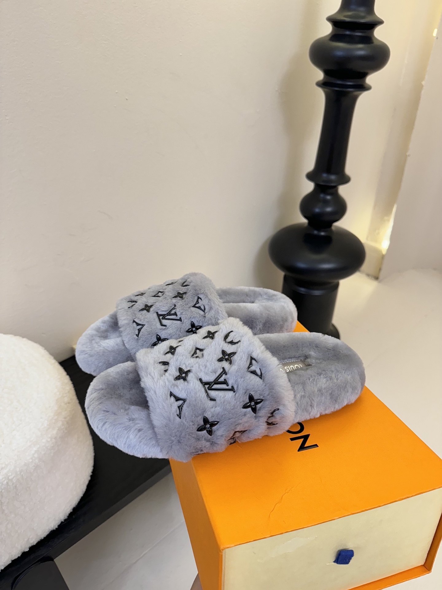 
louis vuitton
L家｜平底羊毛拖鞋新品🆕
超舒适的lv双带毛拖 简约随性 时髦有范，
慵懒