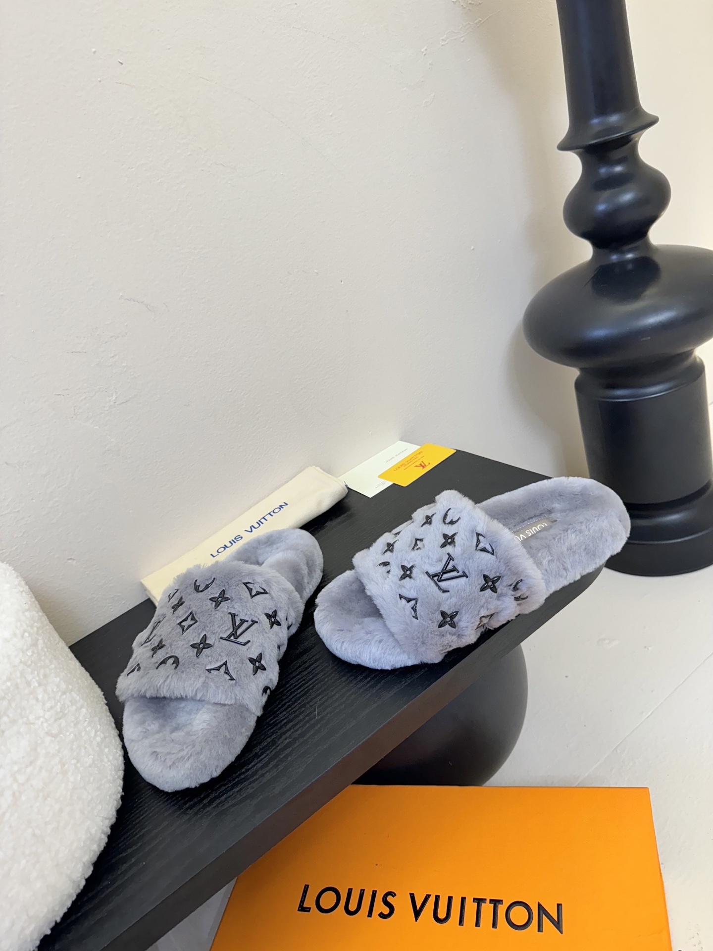 
louis vuitton
L家｜平底羊毛拖鞋新品🆕
超舒适的lv双带毛拖 简约随性 时髦有范，
慵懒