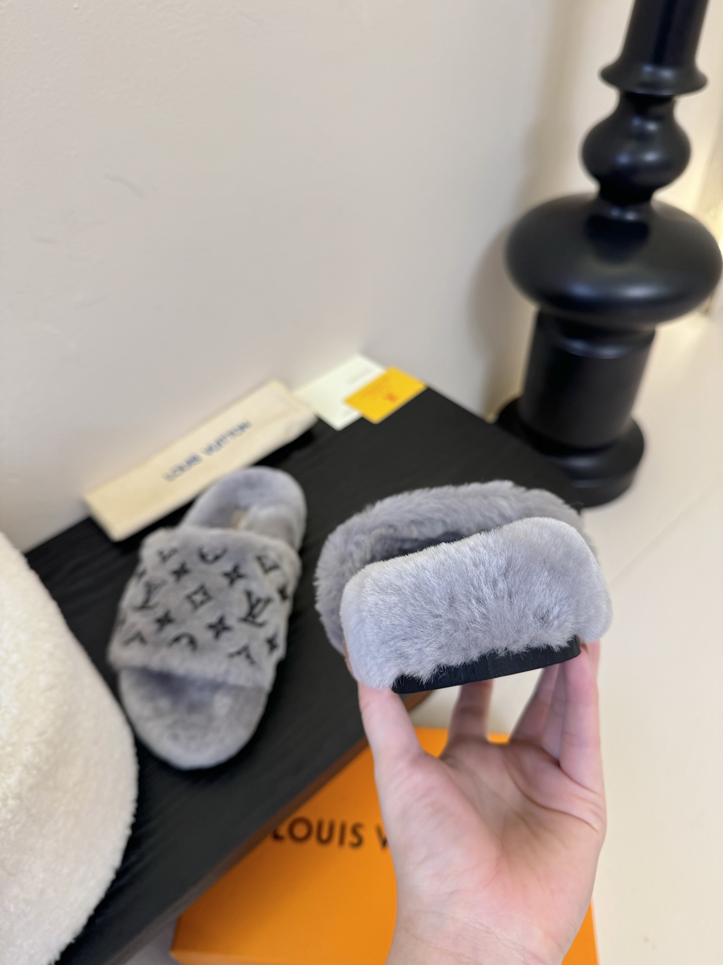 
louis vuitton
L家｜平底羊毛拖鞋新品🆕
超舒适的lv双带毛拖 简约随性 时髦有范，
慵懒