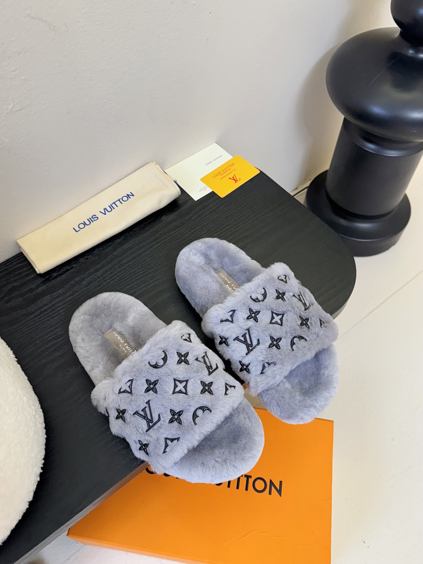 
louis vuitton
L家｜平底羊毛拖鞋新品🆕
超舒适的lv双带毛拖 简约随性 时髦有范，
慵懒