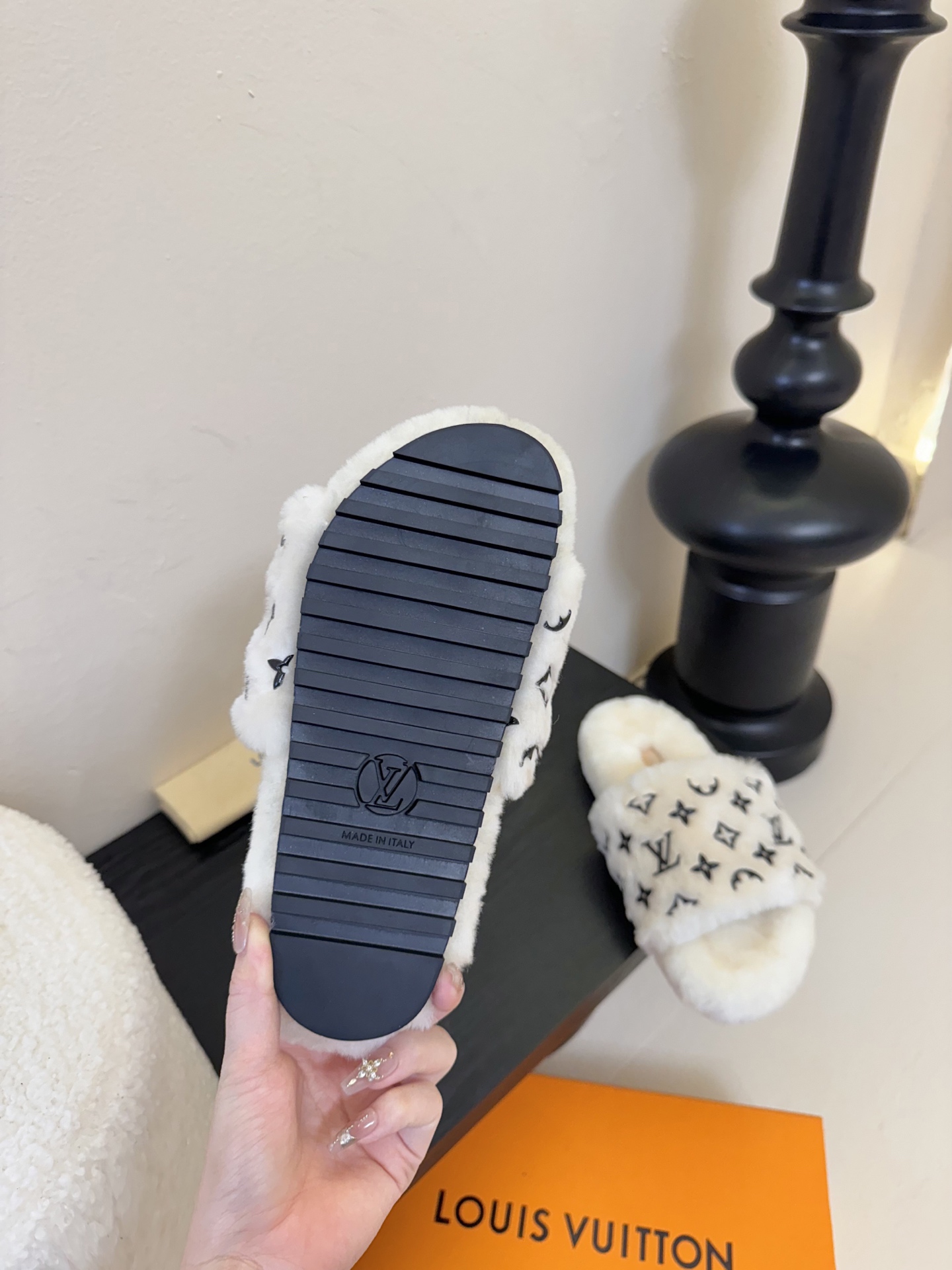 
louis vuitton
L家｜平底羊毛拖鞋新品🆕
超舒适的lv双带毛拖 简约随性 时髦有范，
慵懒