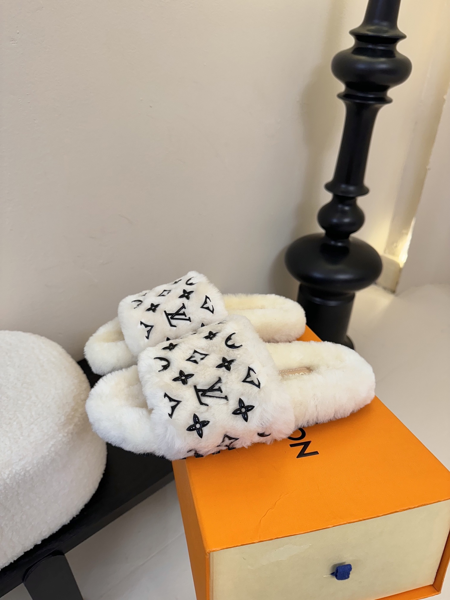 
louis vuitton
L家｜平底羊毛拖鞋新品🆕
超舒适的lv双带毛拖 简约随性 时髦有范，
慵懒