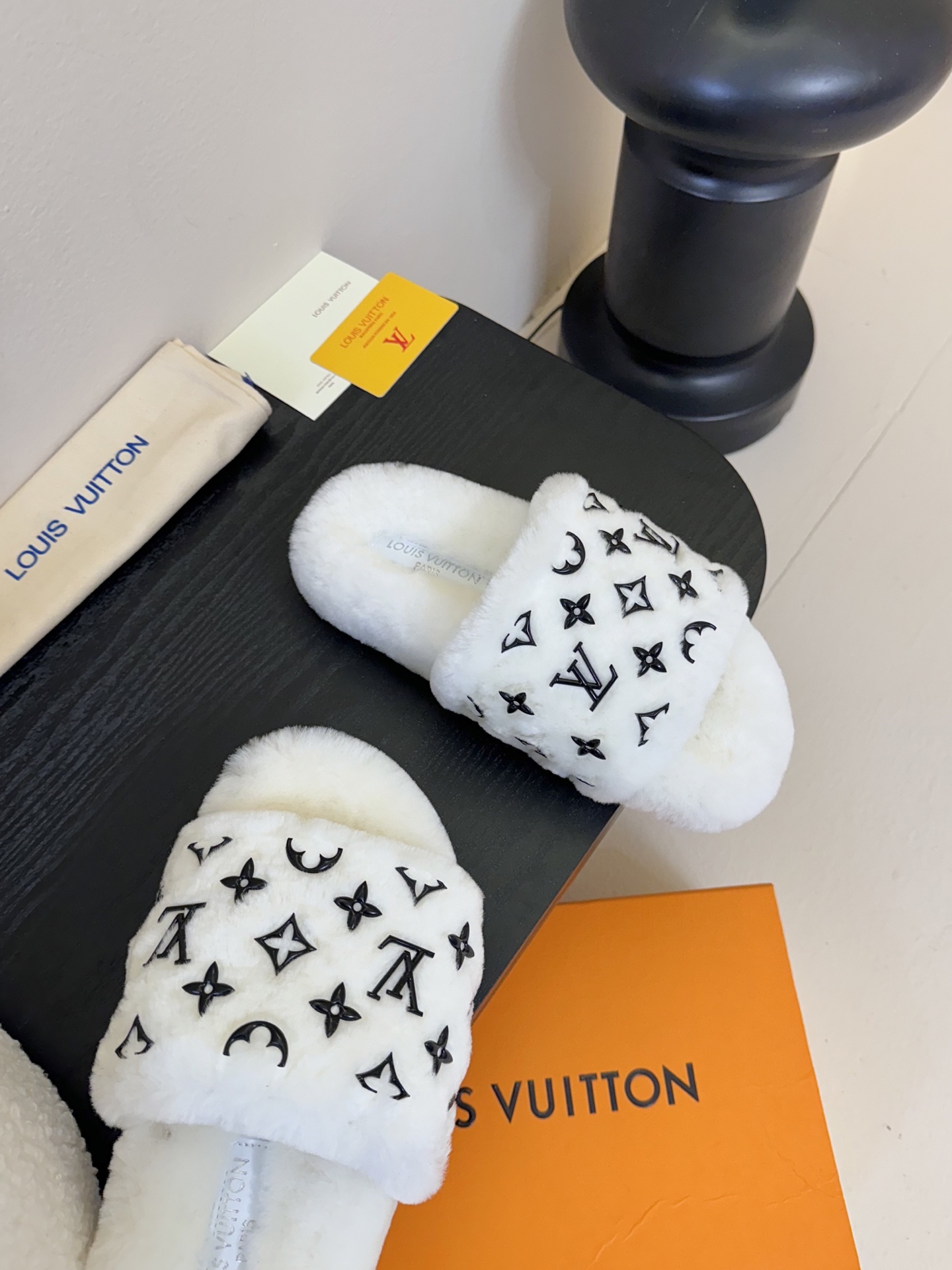 
louis vuitton
L家｜平底羊毛拖鞋新品🆕
超舒适的lv双带毛拖 简约随性 时髦有范，
慵懒
