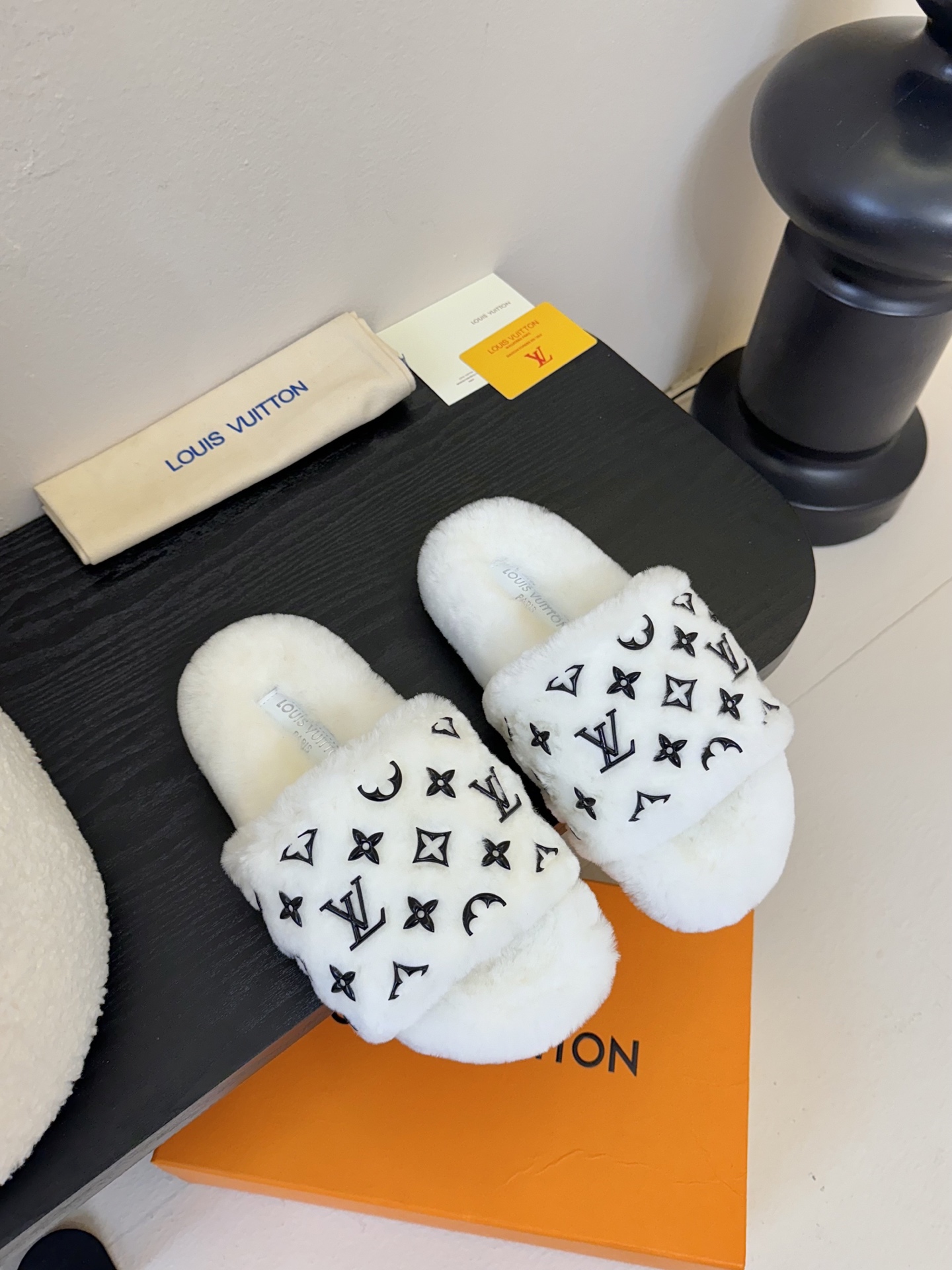 
louis vuitton
L家｜平底羊毛拖鞋新品🆕
超舒适的lv双带毛拖 简约随性 时髦有范，
慵懒