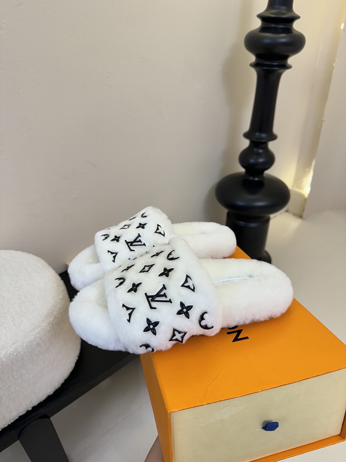 
louis vuitton
L家｜平底羊毛拖鞋新品🆕
超舒适的lv双带毛拖 简约随性 时髦有范，
慵懒