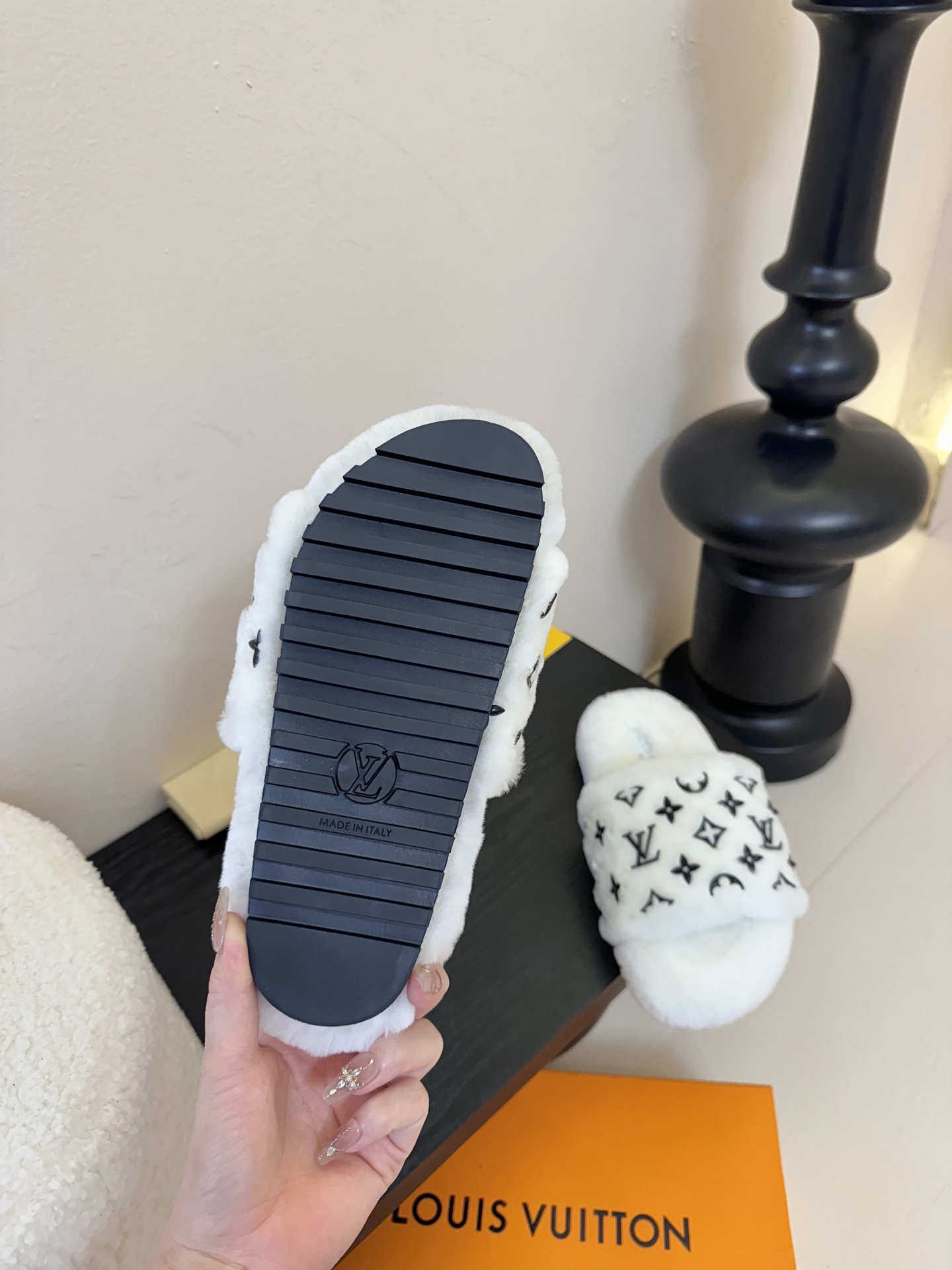 
louis vuitton
L家｜平底羊毛拖鞋新品🆕
超舒适的lv双带毛拖 简约随性 时髦有范，
慵懒