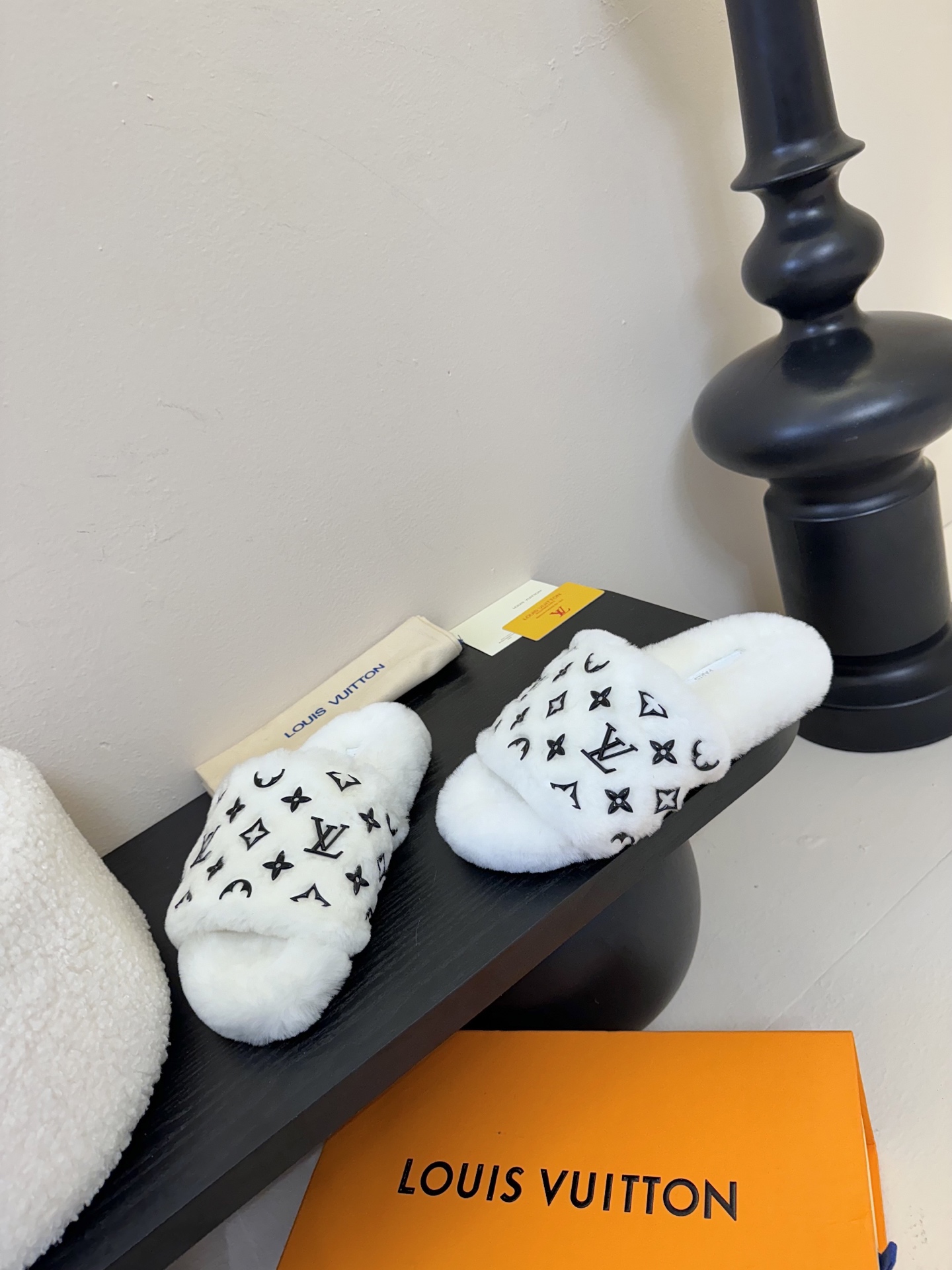
louis vuitton
L家｜平底羊毛拖鞋新品🆕
超舒适的lv双带毛拖 简约随性 时髦有范，
慵懒
