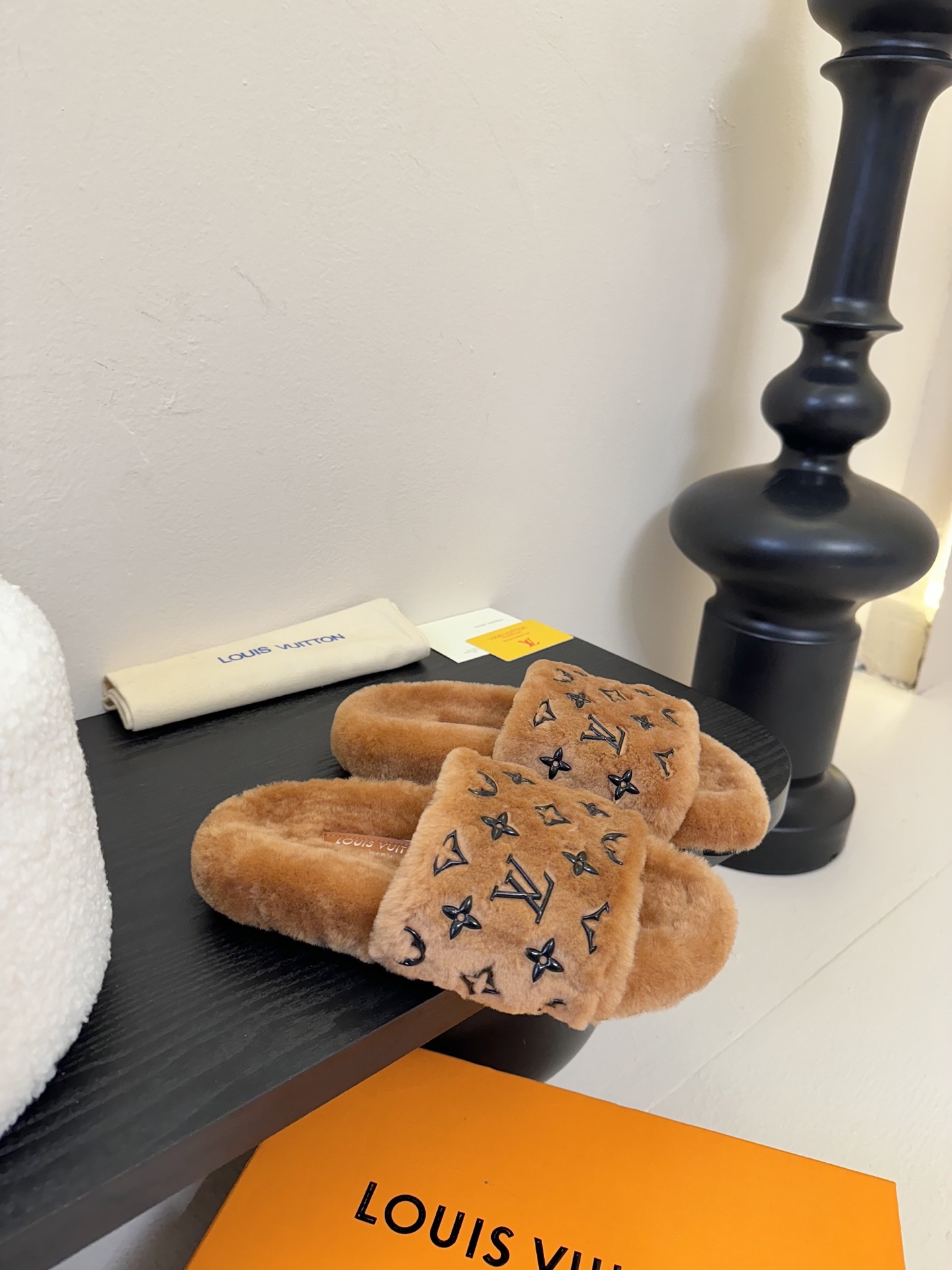 
louis vuitton
L家｜平底羊毛拖鞋新品🆕
超舒适的lv双带毛拖 简约随性 时髦有范，
慵懒