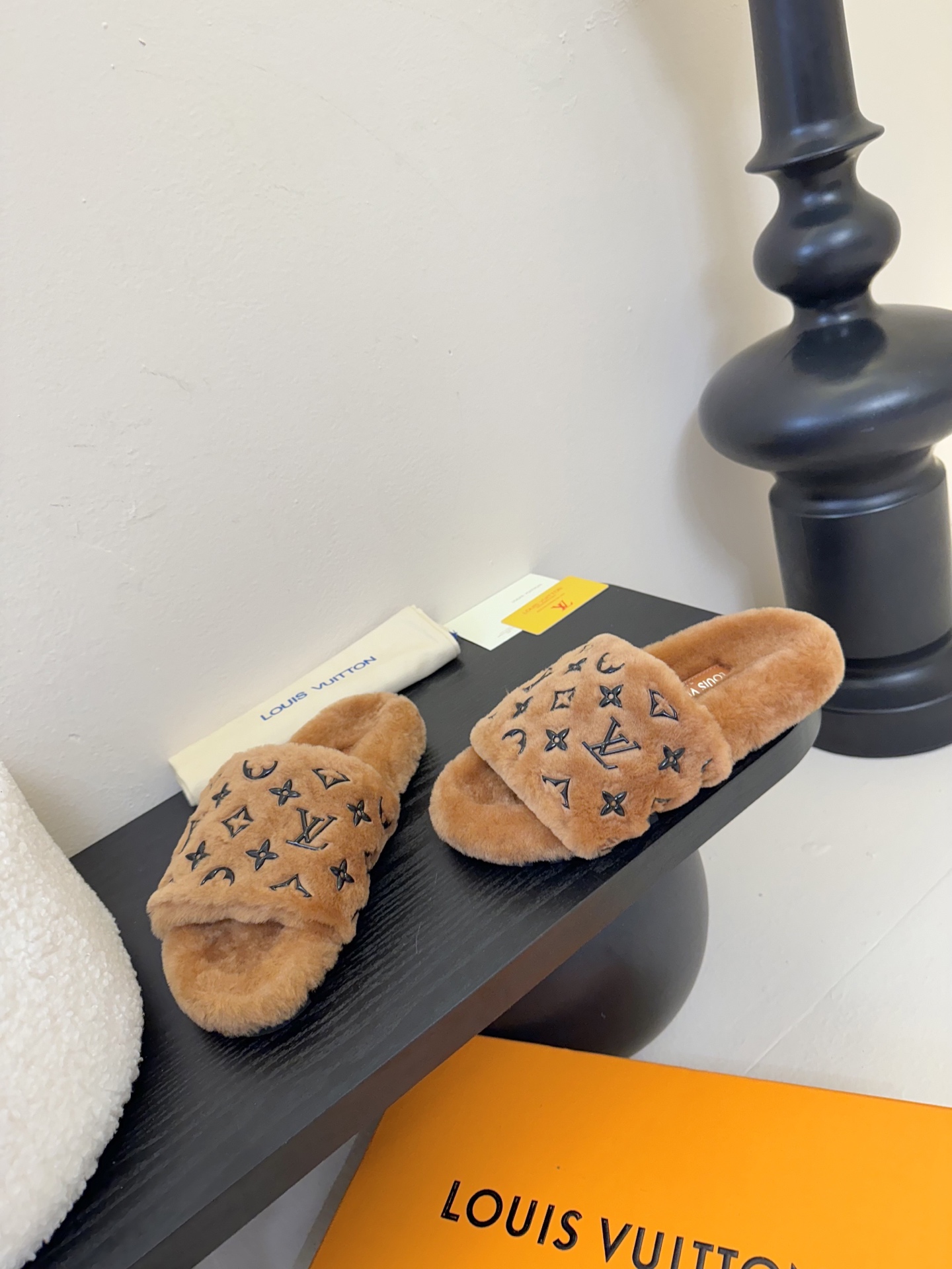
louis vuitton
L家｜平底羊毛拖鞋新品🆕
超舒适的lv双带毛拖 简约随性 时髦有范，
慵懒