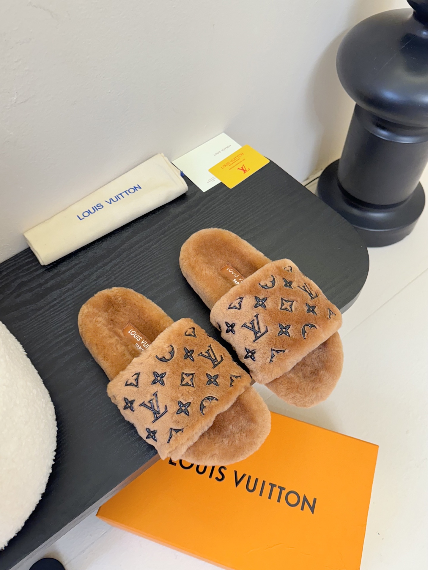 
louis vuitton
L家｜平底羊毛拖鞋新品🆕
超舒适的lv双带毛拖 简约随性 时髦有范，
慵懒