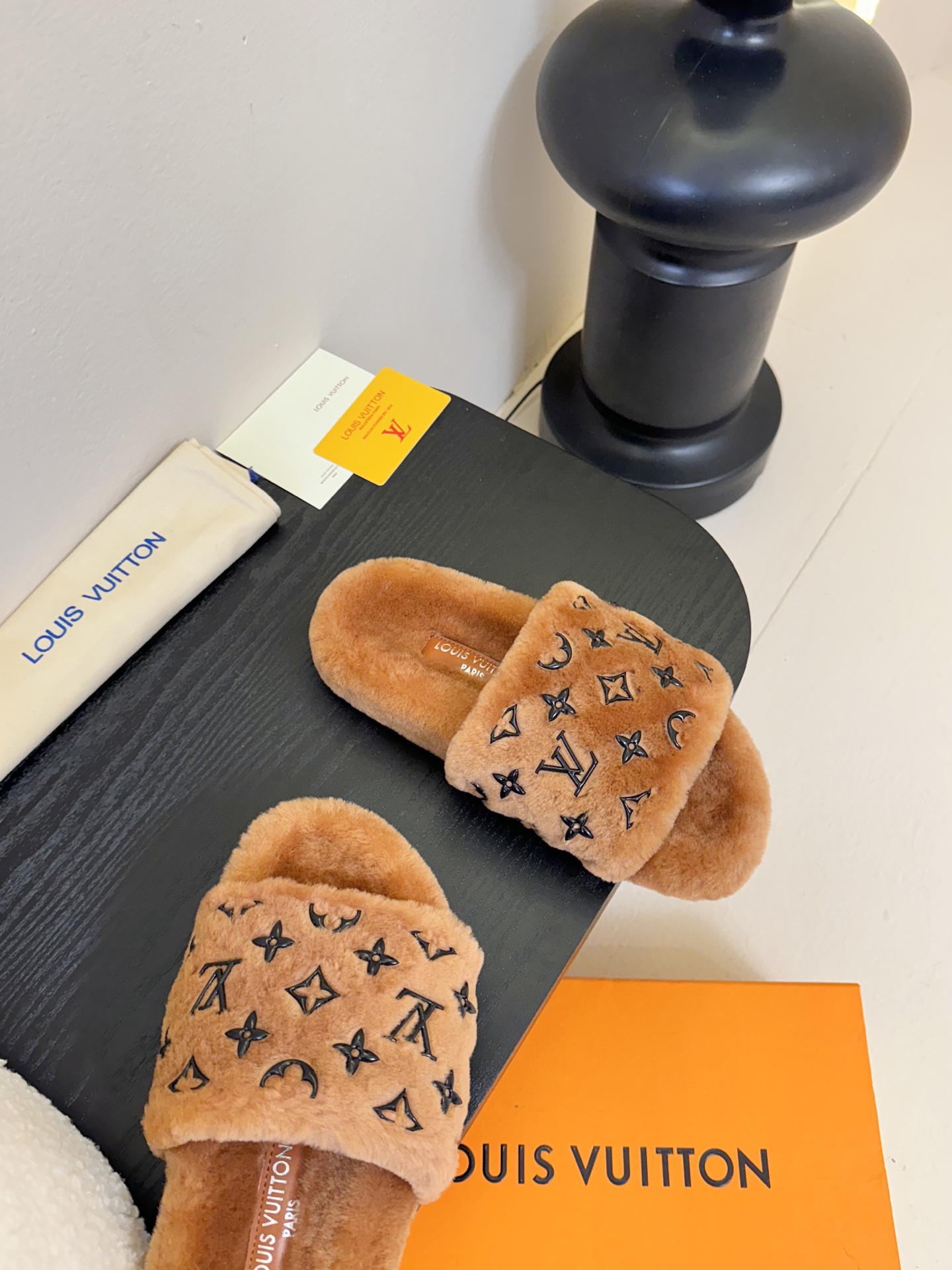 
louis vuitton
L家｜平底羊毛拖鞋新品🆕
超舒适的lv双带毛拖 简约随性 时髦有范，
慵懒