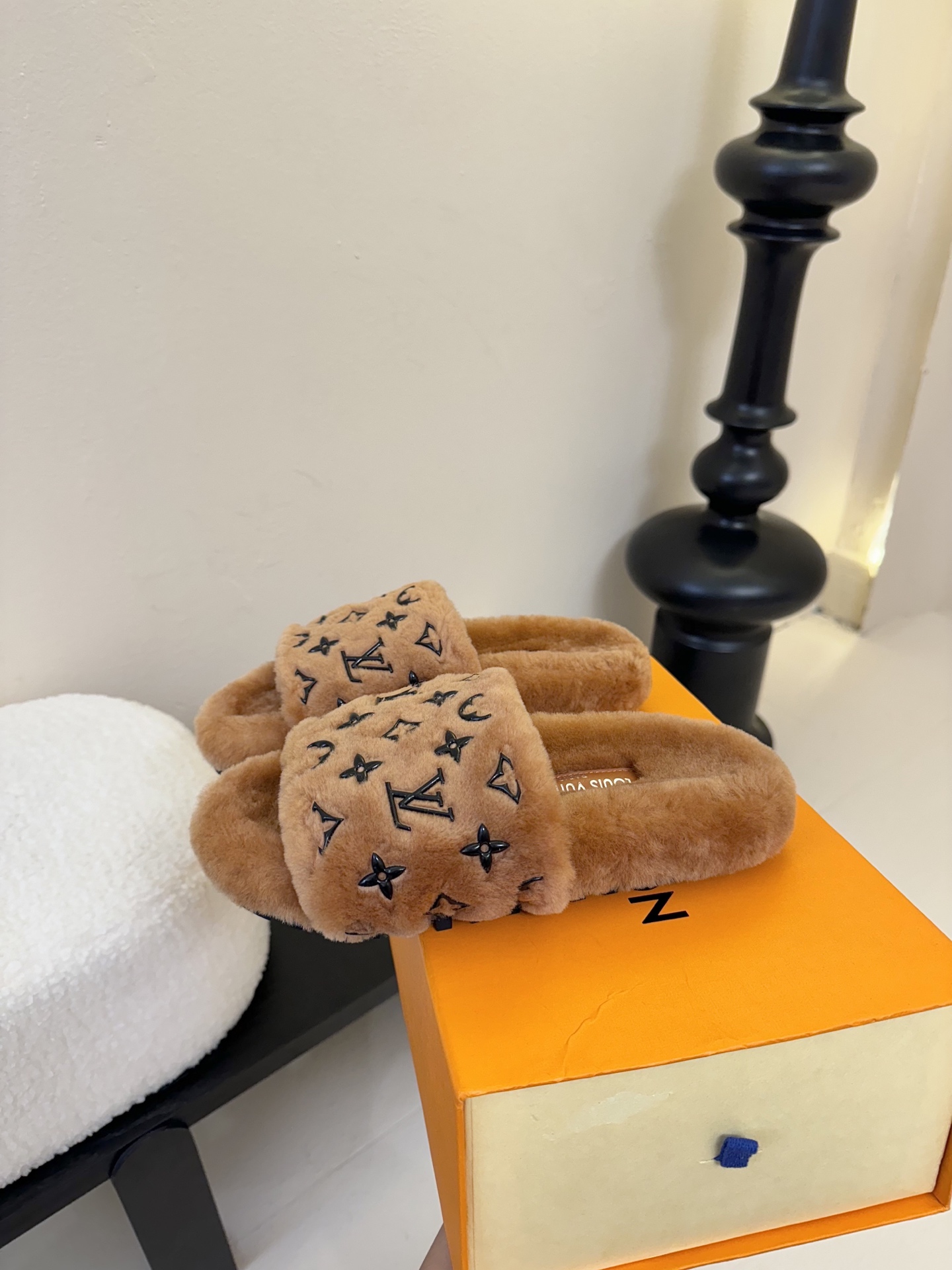 
louis vuitton
L家｜平底羊毛拖鞋新品🆕
超舒适的lv双带毛拖 简约随性 时髦有范，
慵懒