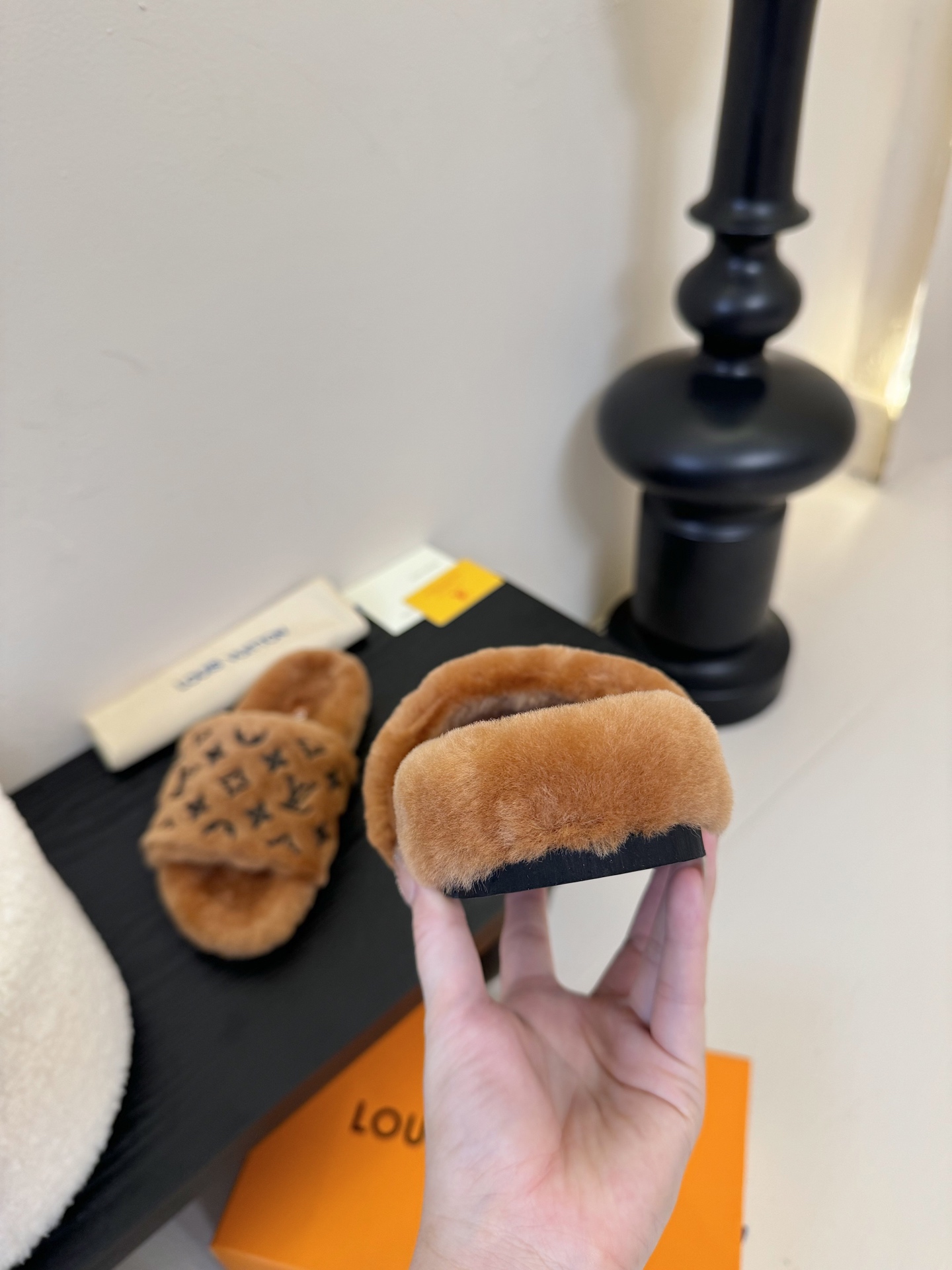 
louis vuitton
L家｜平底羊毛拖鞋新品🆕
超舒适的lv双带毛拖 简约随性 时髦有范，
慵懒