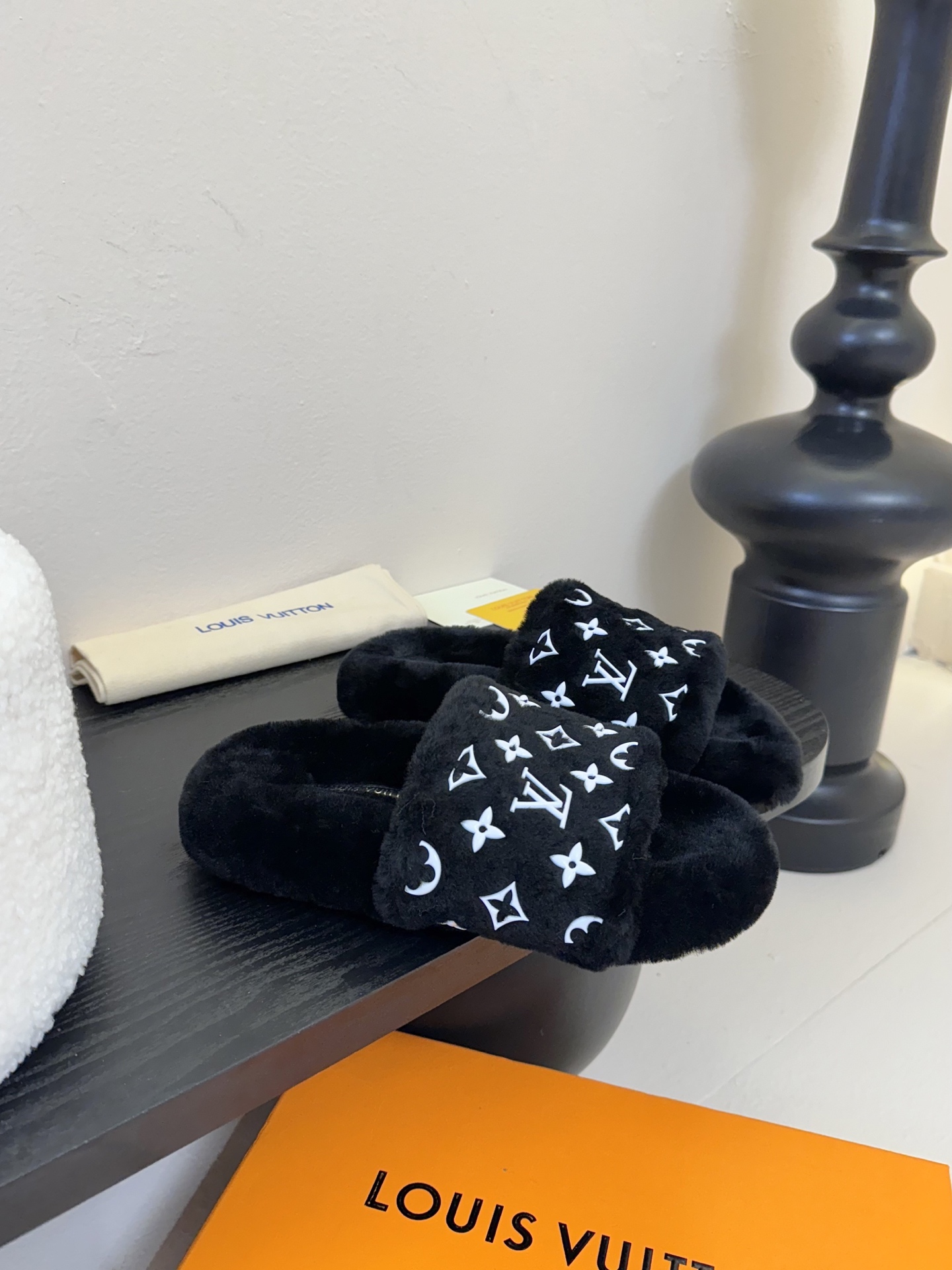 
louis vuitton
L家｜平底羊毛拖鞋新品🆕
超舒适的lv双带毛拖 简约随性 时髦有范，
慵懒