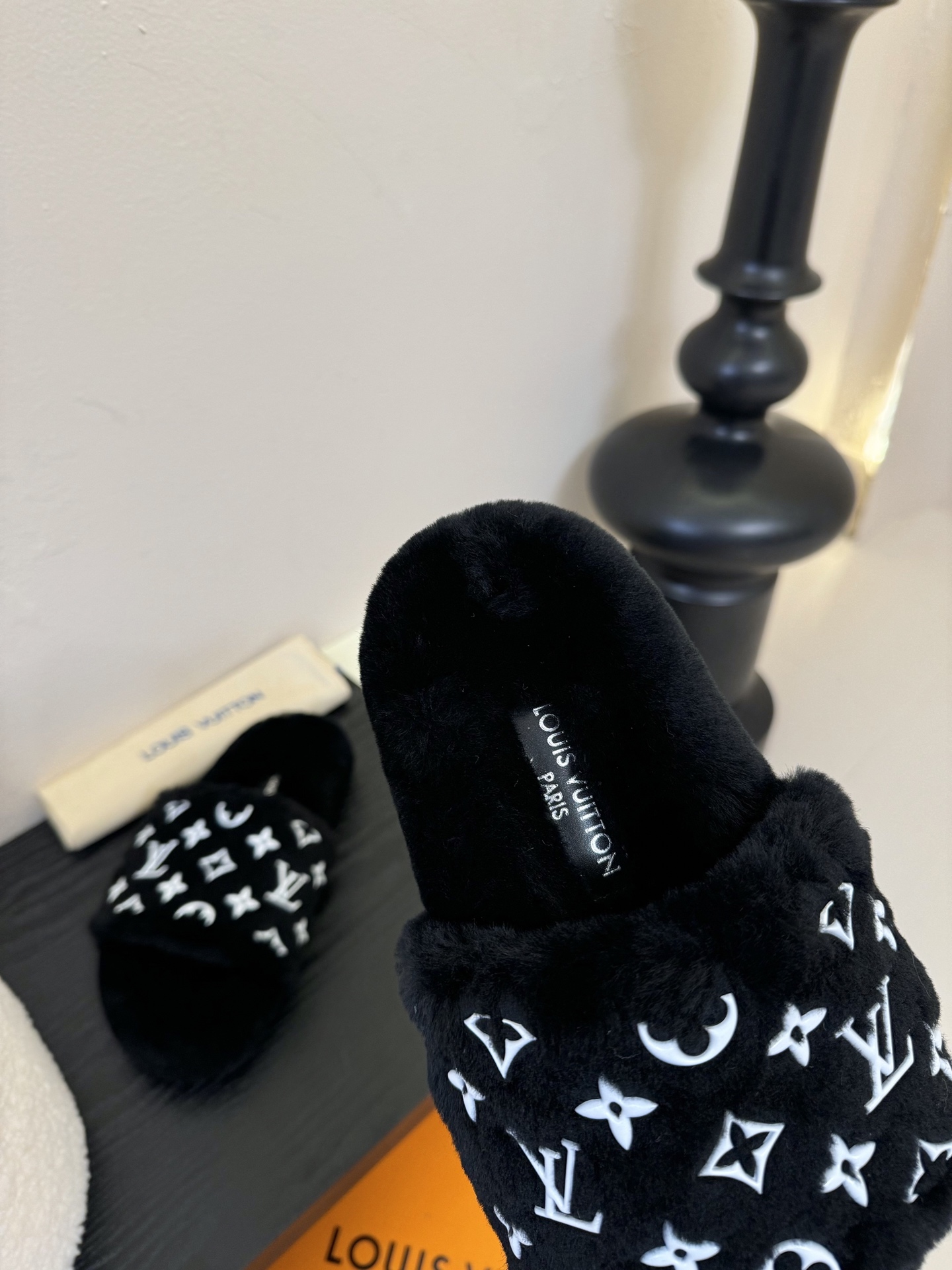 
louis vuitton
L家｜平底羊毛拖鞋新品🆕
超舒适的lv双带毛拖 简约随性 时髦有范，
慵懒