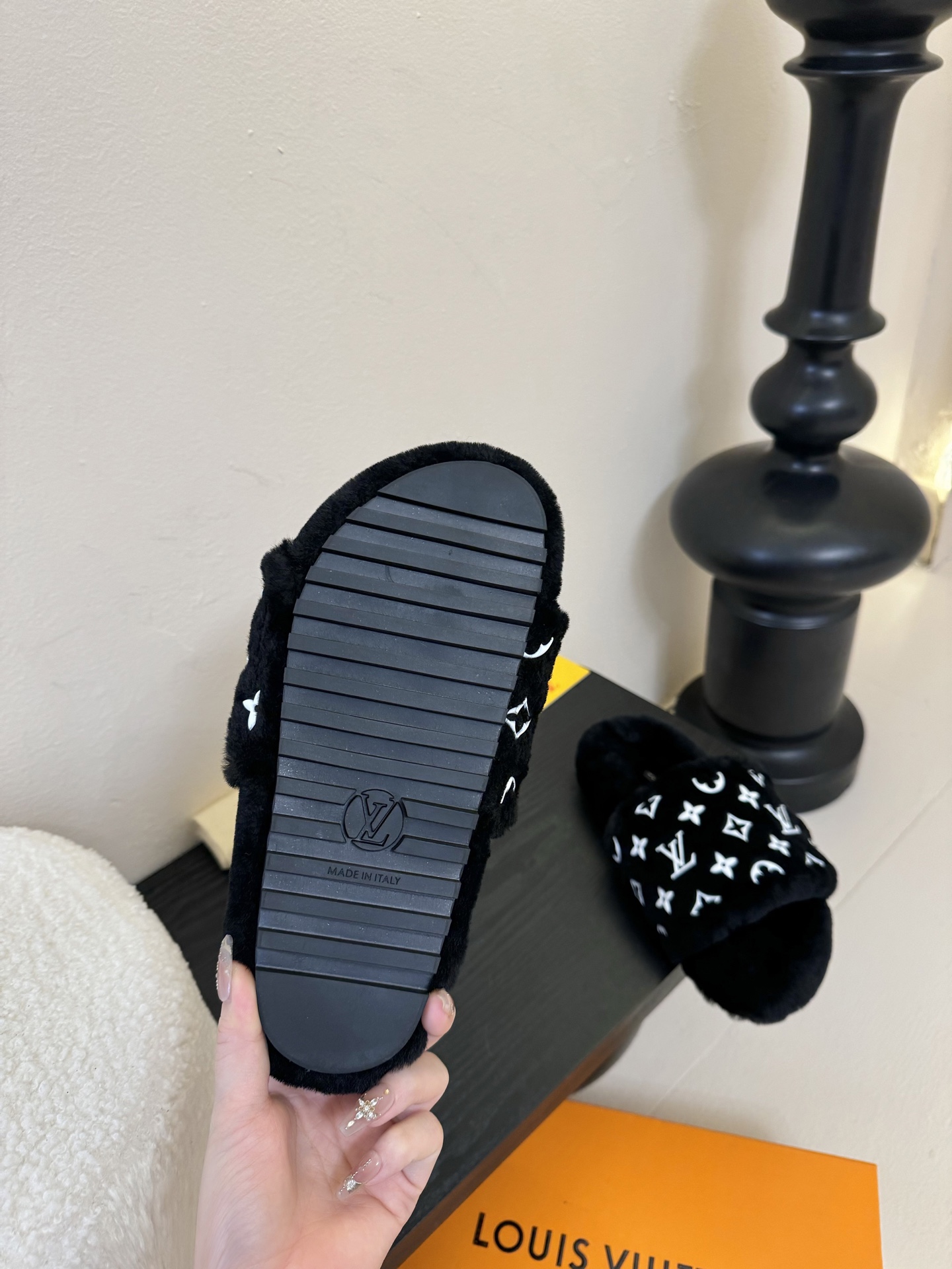 
louis vuitton
L家｜平底羊毛拖鞋新品🆕
超舒适的lv双带毛拖 简约随性 时髦有范，
慵懒