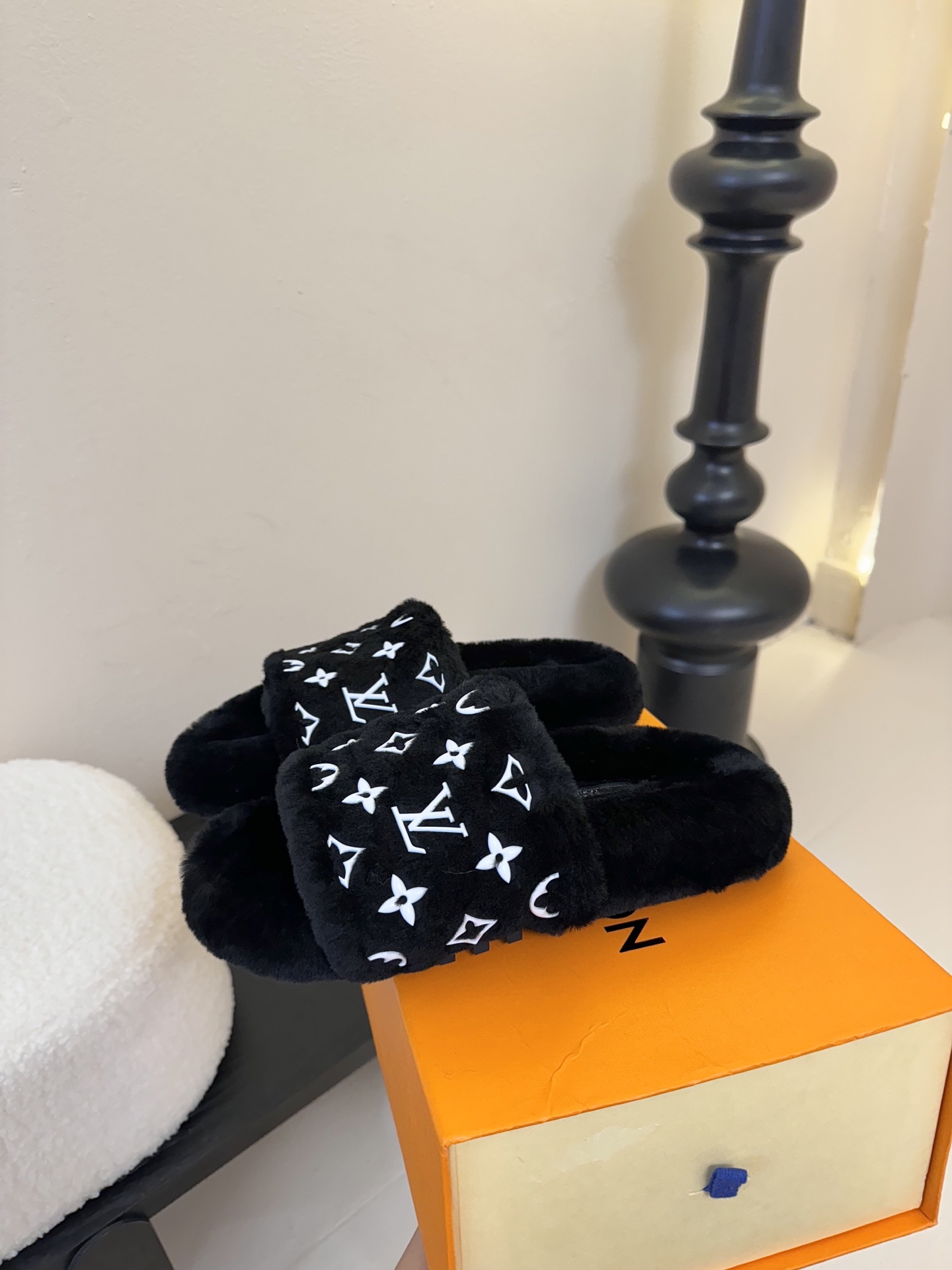 
louis vuitton
L家｜平底羊毛拖鞋新品🆕
超舒适的lv双带毛拖 简约随性 时髦有范，
慵懒