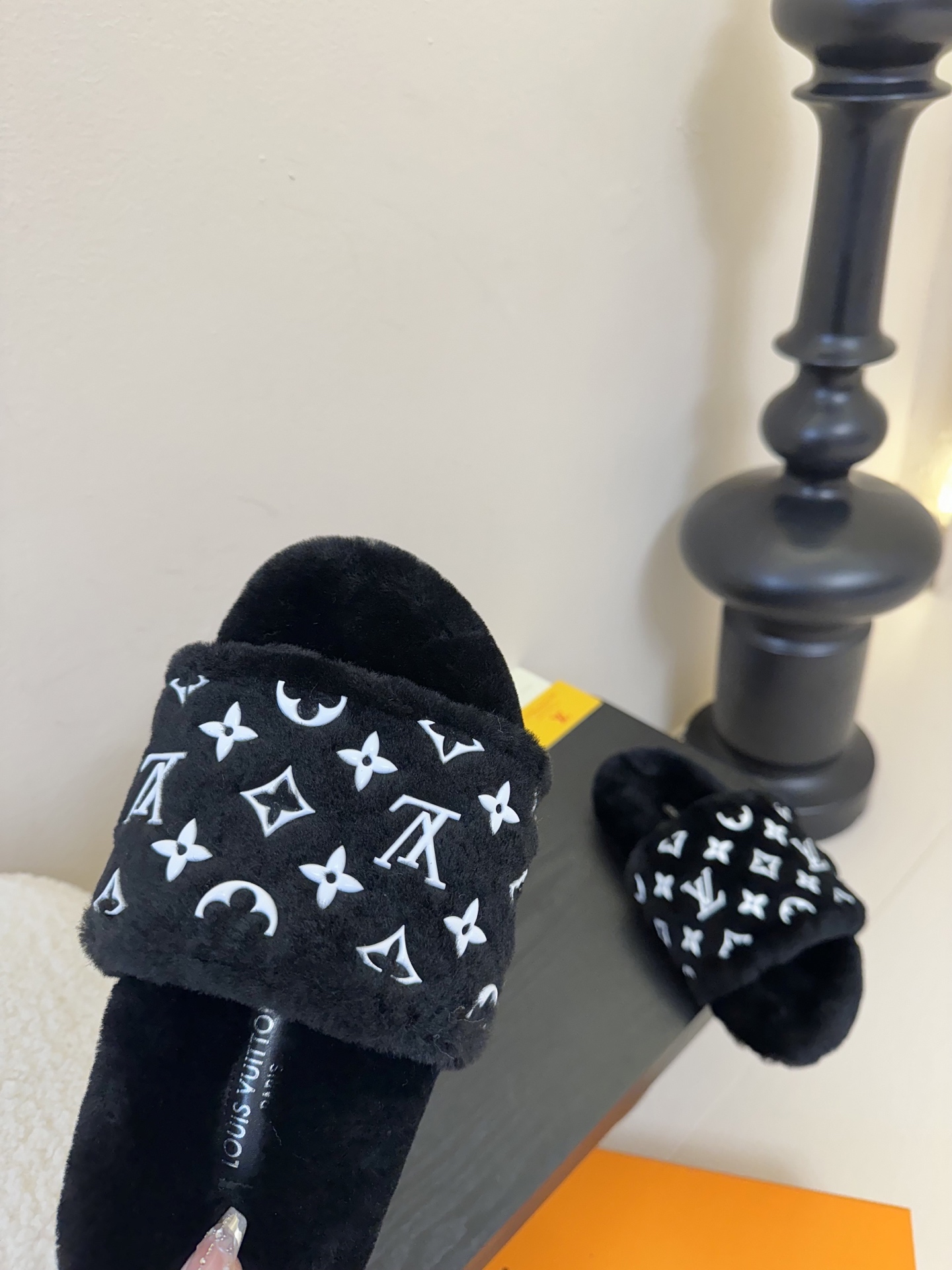 
louis vuitton
L家｜平底羊毛拖鞋新品🆕
超舒适的lv双带毛拖 简约随性 时髦有范，
慵懒