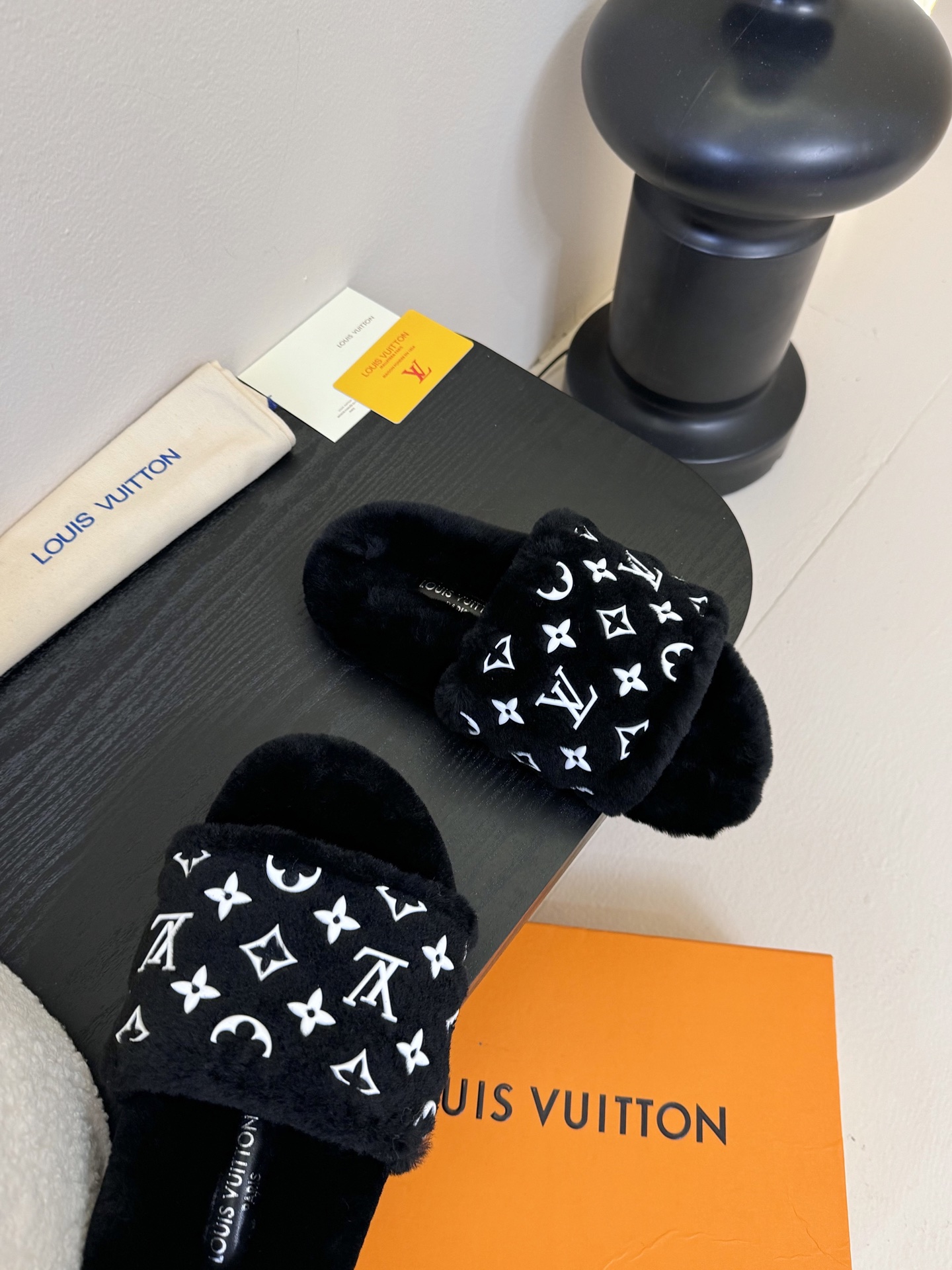 
louis vuitton
L家｜平底羊毛拖鞋新品🆕
超舒适的lv双带毛拖 简约随性 时髦有范，
慵懒