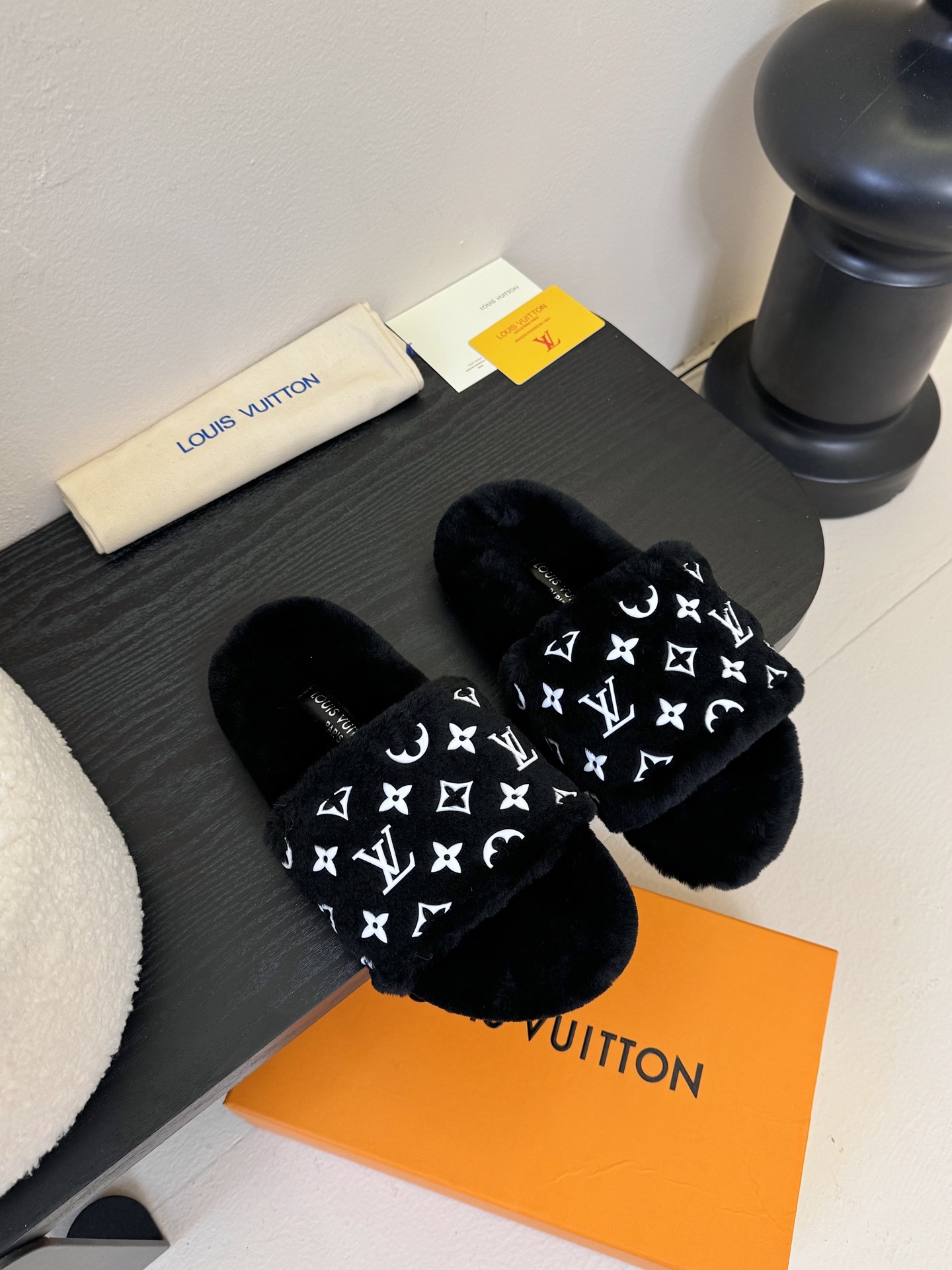 
louis vuitton
L家｜平底羊毛拖鞋新品🆕
超舒适的lv双带毛拖 简约随性 时髦有范，
慵懒