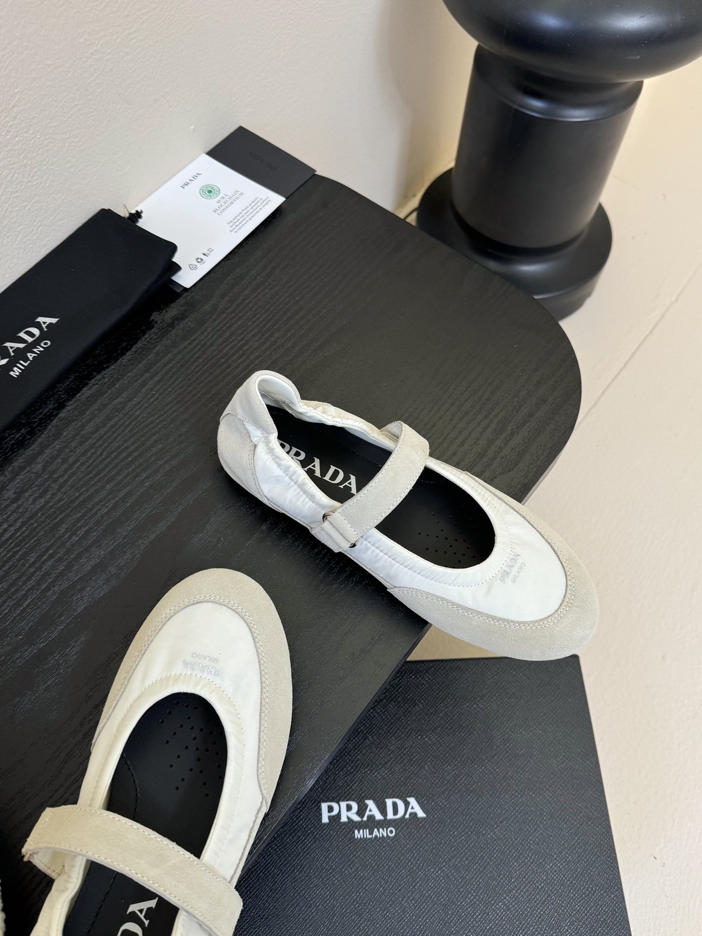 
Prad*  普拉达 走秀款轻便休闲鞋

大底开模TPU！不做橡胶！鞋面麂皮有肌理感，内里羊皮包裹，软