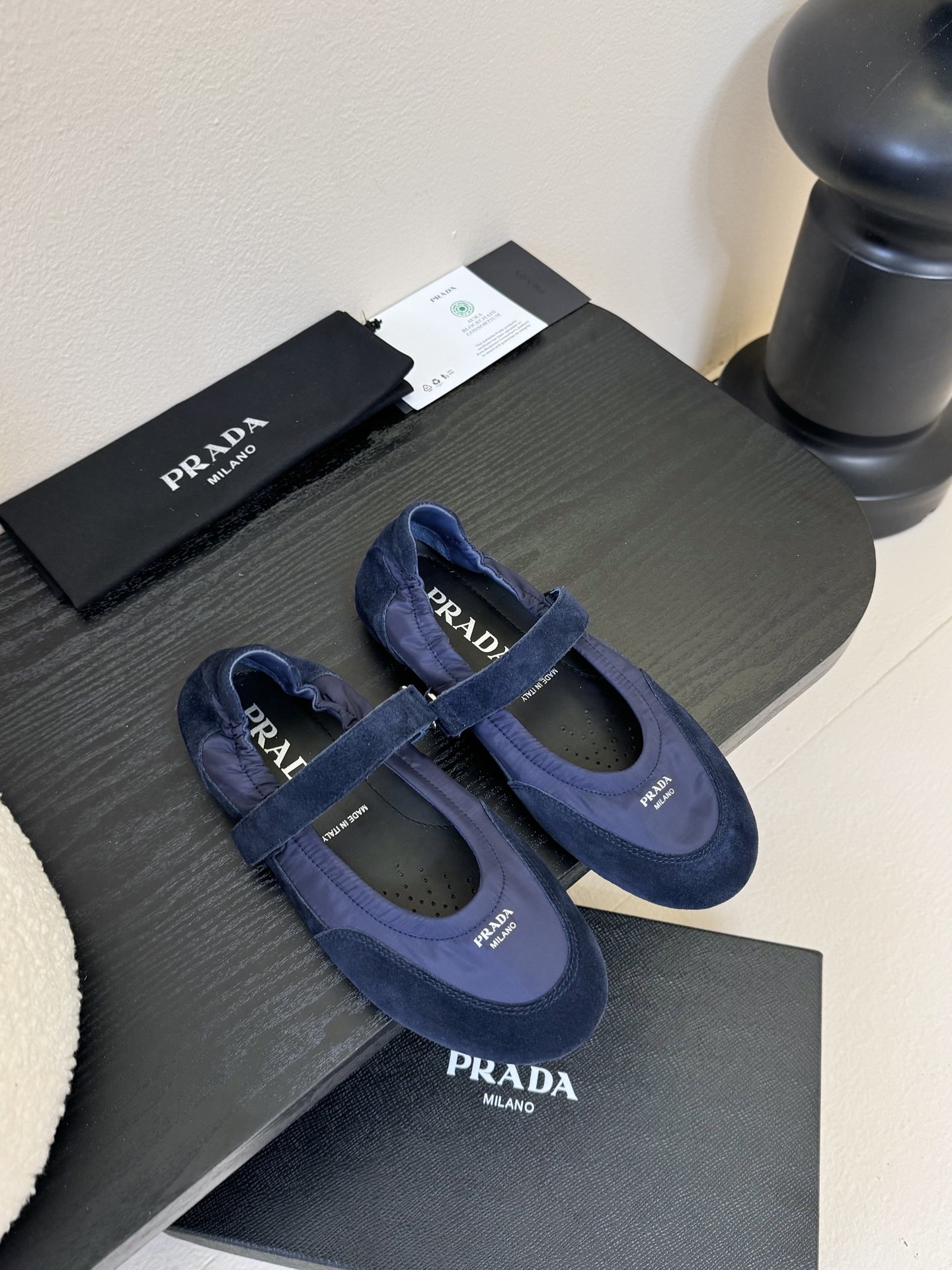 
Prad*  普拉达 走秀款轻便休闲鞋

大底开模TPU！不做橡胶！鞋面麂皮有肌理感，内里羊皮包裹，软