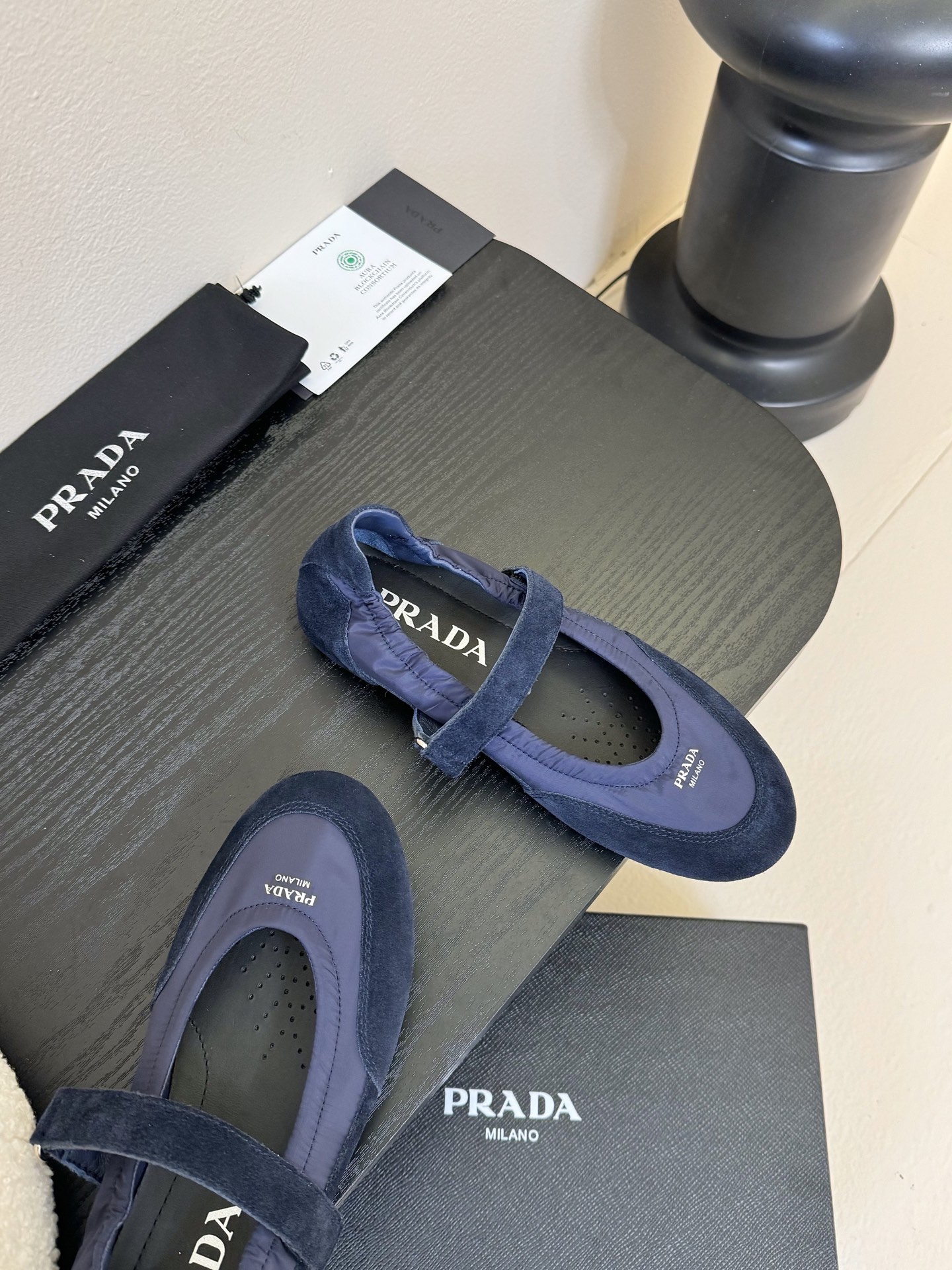
Prad*  普拉达 走秀款轻便休闲鞋

大底开模TPU！不做橡胶！鞋面麂皮有肌理感，内里羊皮包裹，软