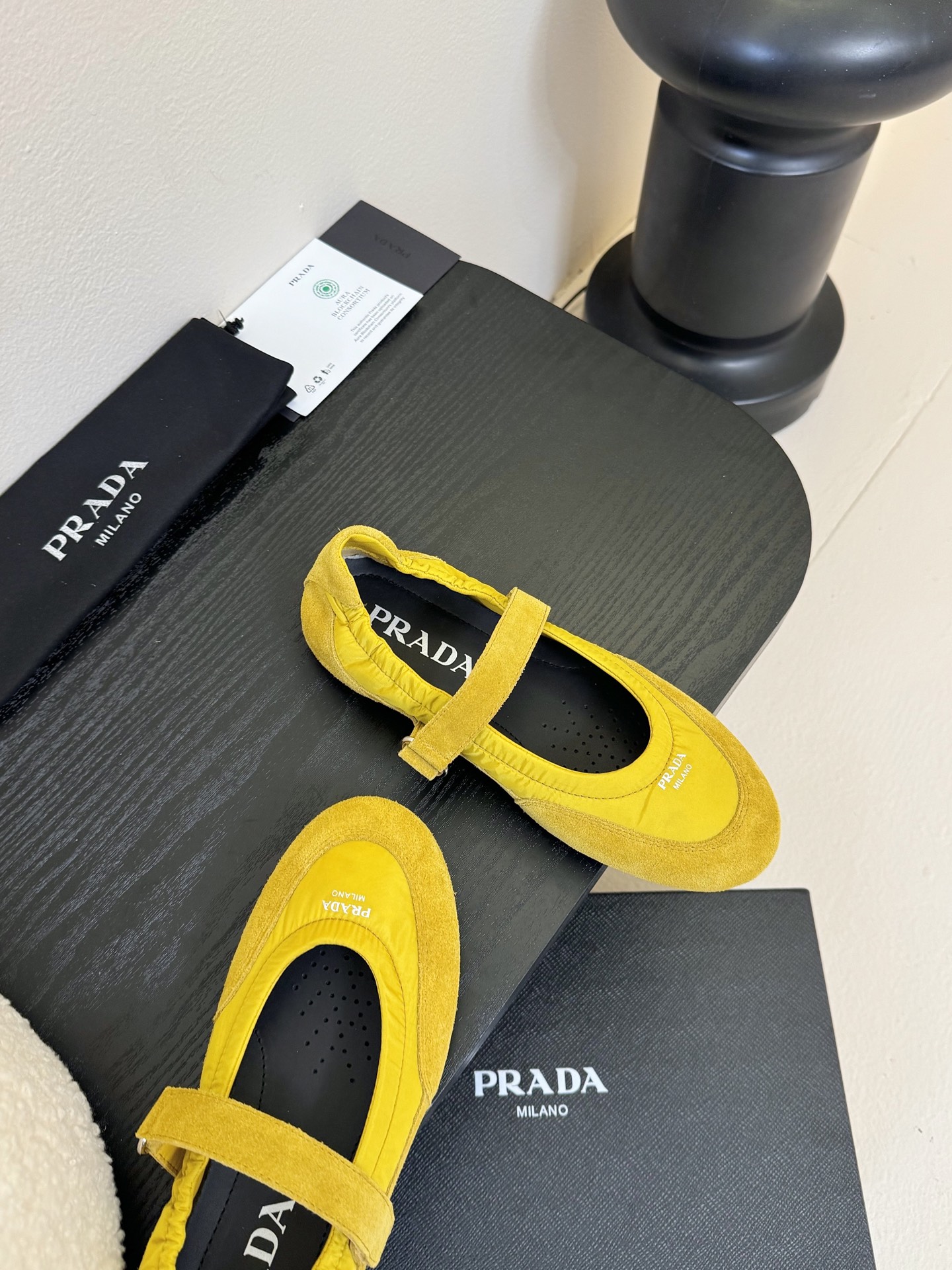 
Prad*  普拉达 走秀款轻便休闲鞋

大底开模TPU！不做橡胶！鞋面麂皮有肌理感，内里羊皮包裹，软
