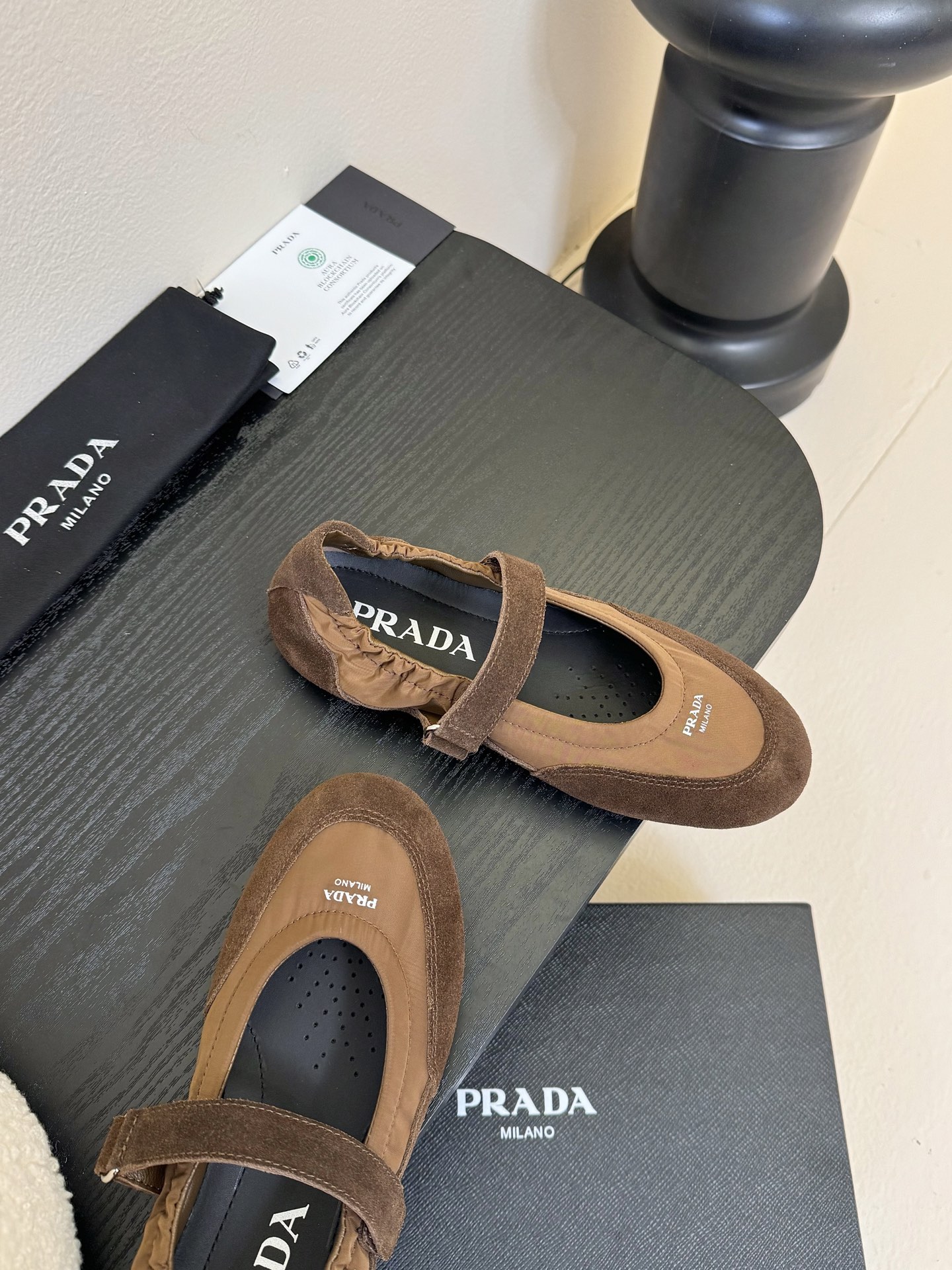 
Prad*  普拉达 走秀款轻便休闲鞋

大底开模TPU！不做橡胶！鞋面麂皮有肌理感，内里羊皮包裹，软