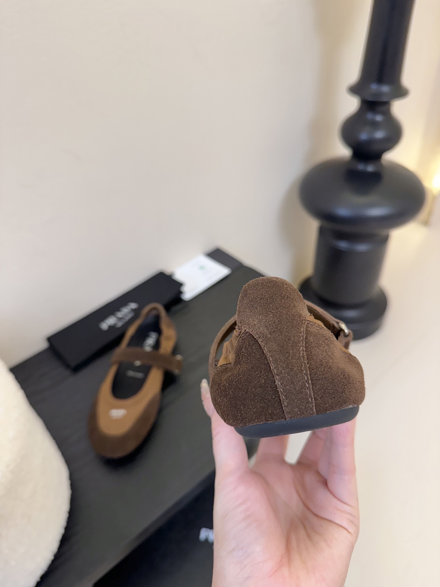 
Prad*  普拉达 走秀款轻便休闲鞋

大底开模TPU！不做橡胶！鞋面麂皮有肌理感，内里羊皮包裹，软