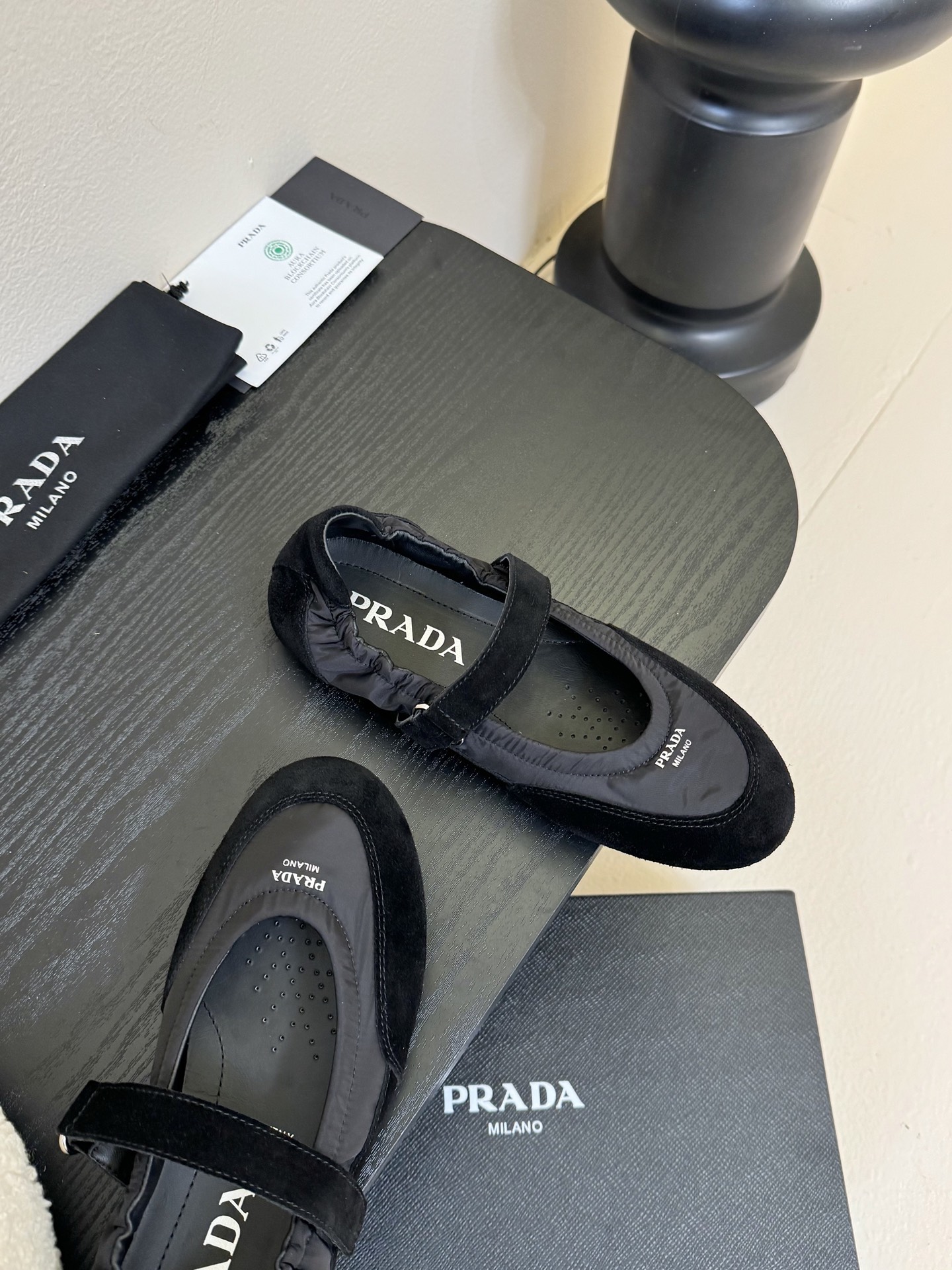 
Prad*  普拉达 走秀款轻便休闲鞋

大底开模TPU！不做橡胶！鞋面麂皮有肌理感，内里羊皮包裹，软