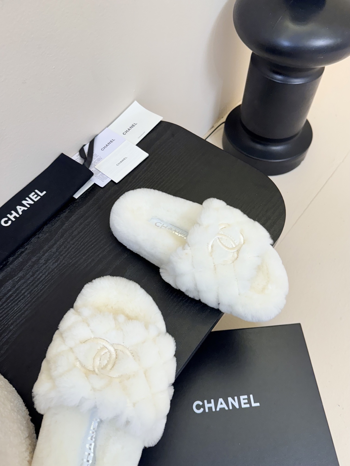 
CHANE* ｜小香经典四季双C毛毛拖鞋
这款毛拖真的是真太可爱了～
柔软蓬松的毛毛，舒服暖脚!
秋冬
