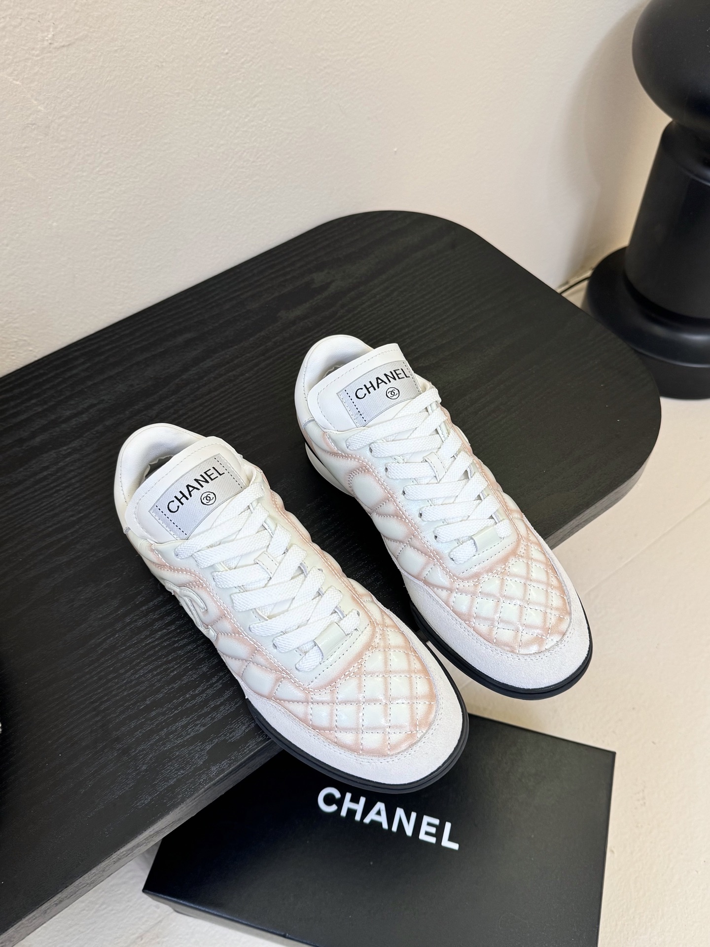 
CHANEL/香奈儿
2025新款小香风麂皮圆头菱格厚底运动鞋时尚增高鞋休闲鞋棒球鞋
面料：进口羊皮
