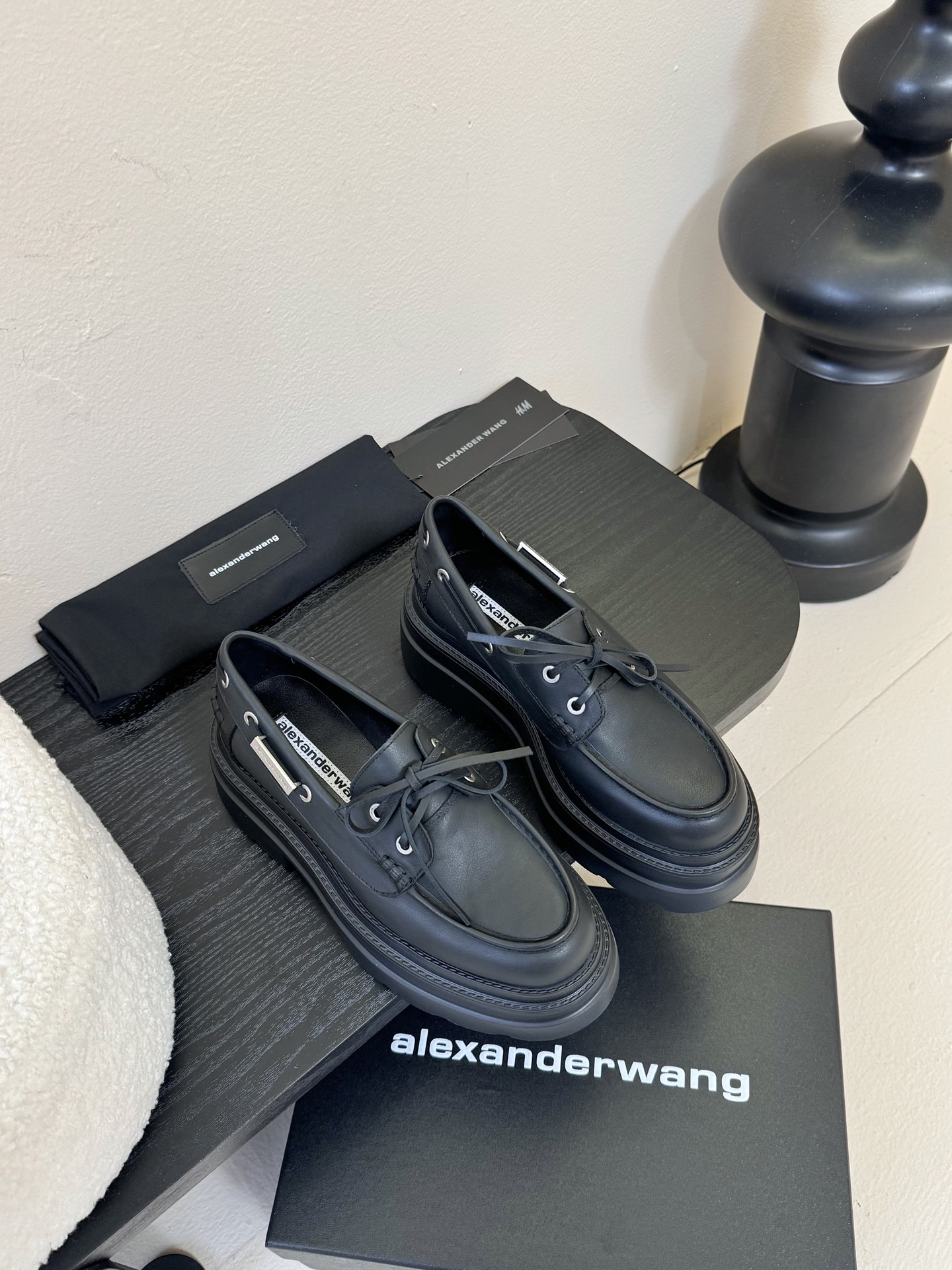 
大王 aw牛皮面 carson 船头乐福鞋
经典版型，鞋底有一定厚度，好看好穿闭眼入的单品！ 小牛皮材