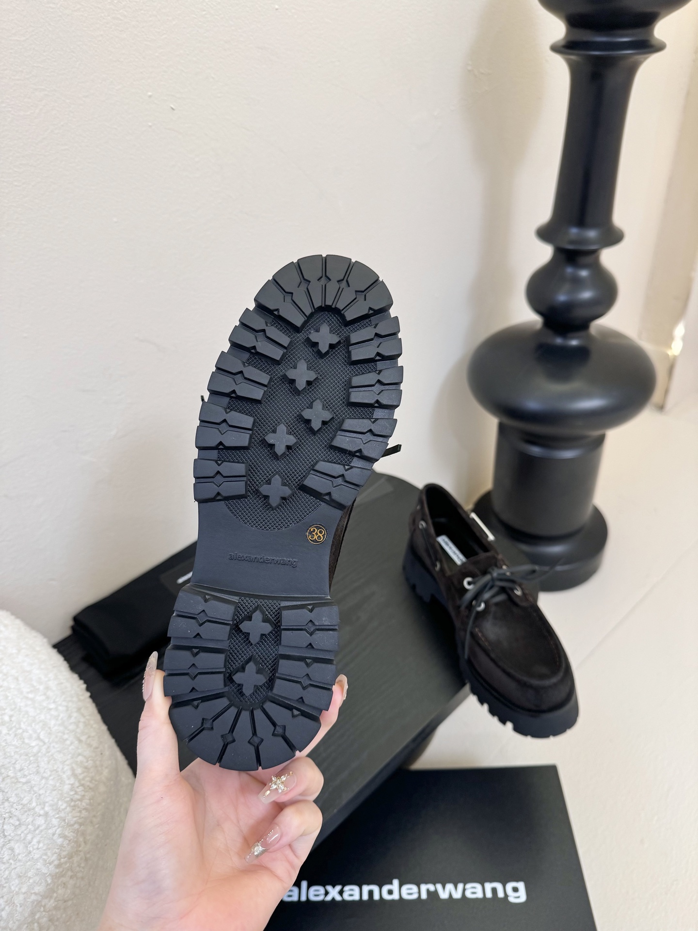 
大王 aw擦色丝光牛反绒面 carson 船头乐福鞋
经典版型，鞋底有一定厚度，好看好穿闭眼入的单品！