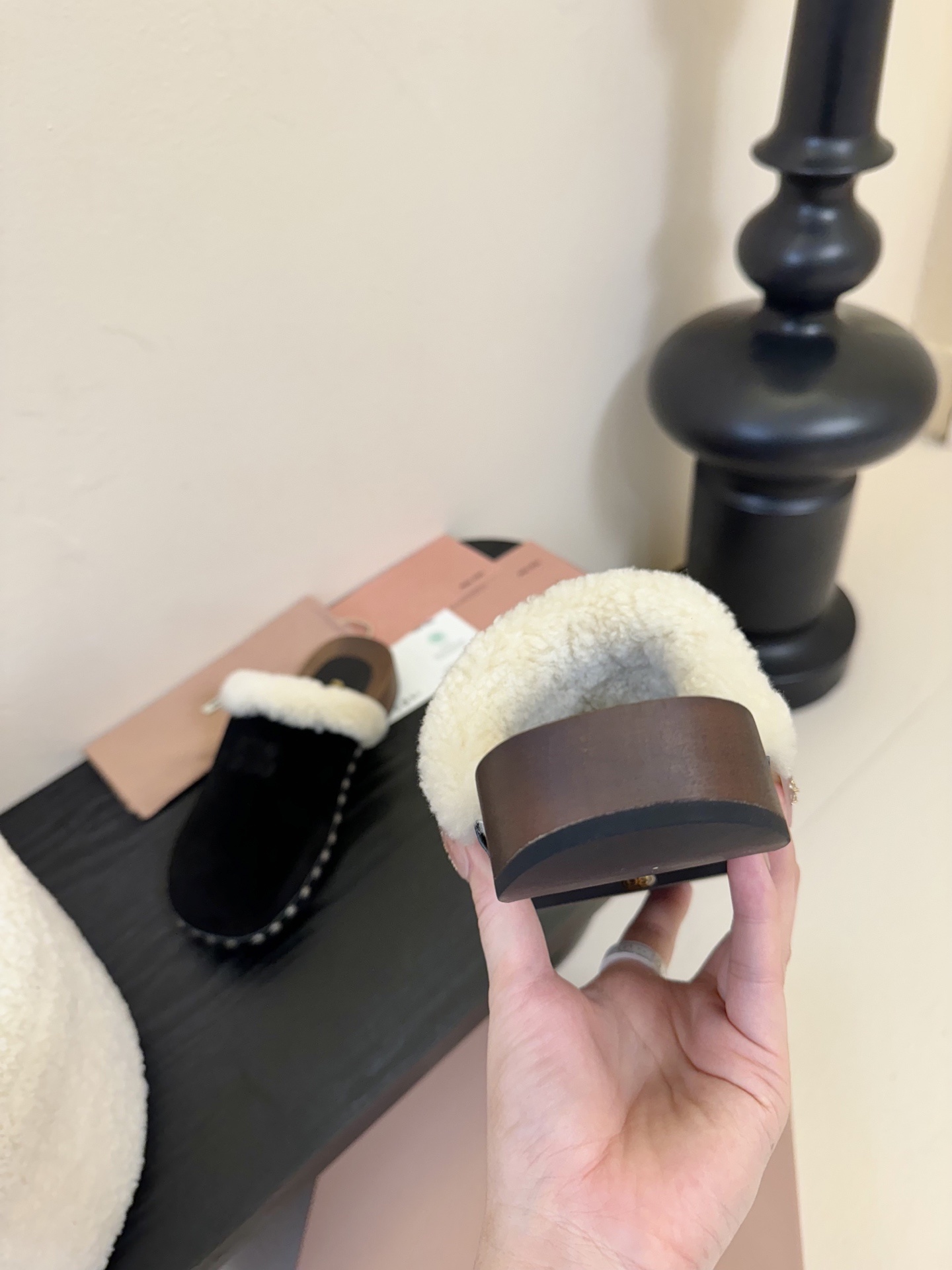 25ss秋冬走秀款MIUMIU 缪缪 实木底羊毛半拖鞋厚底穆勒鞋
鞋面采用了麂皮材质,这种材质不仅触感