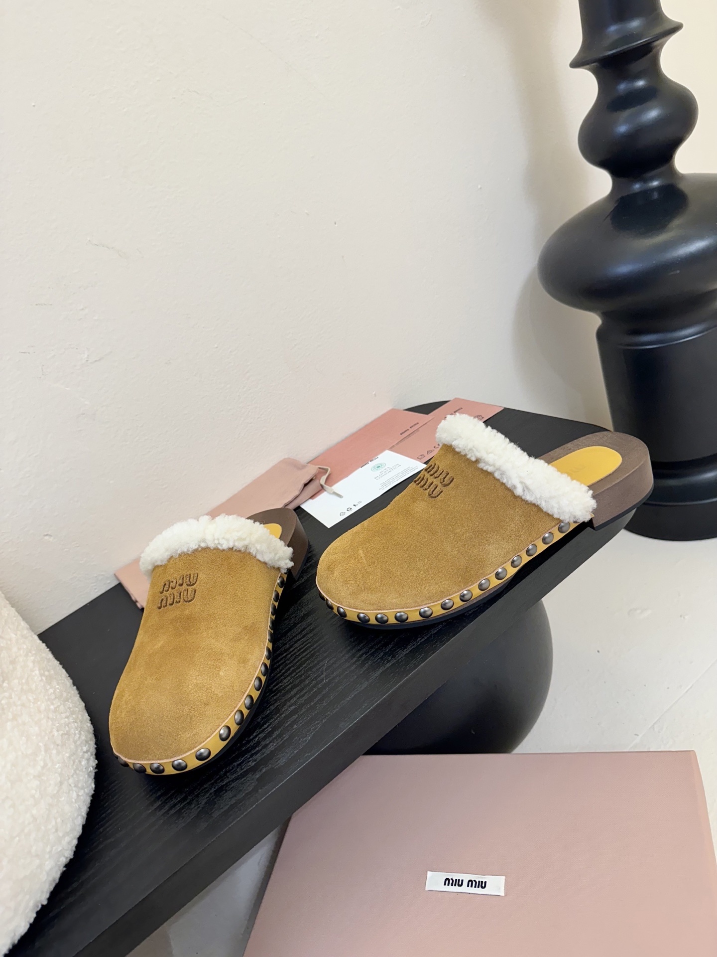 25ss秋冬走秀款MIUMIU 缪缪 实木底羊毛半拖鞋厚底穆勒鞋
鞋面采用了麂皮材质,这种材质不仅触感
