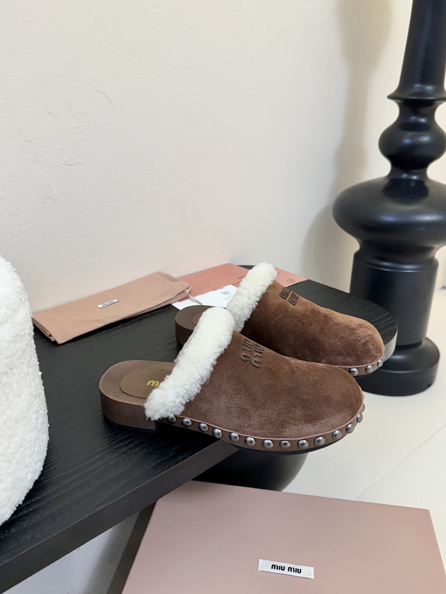 25ss秋冬走秀款MIUMIU 缪缪 实木底羊毛半拖鞋厚底穆勒鞋
鞋面采用了麂皮材质,这种材质不仅触感