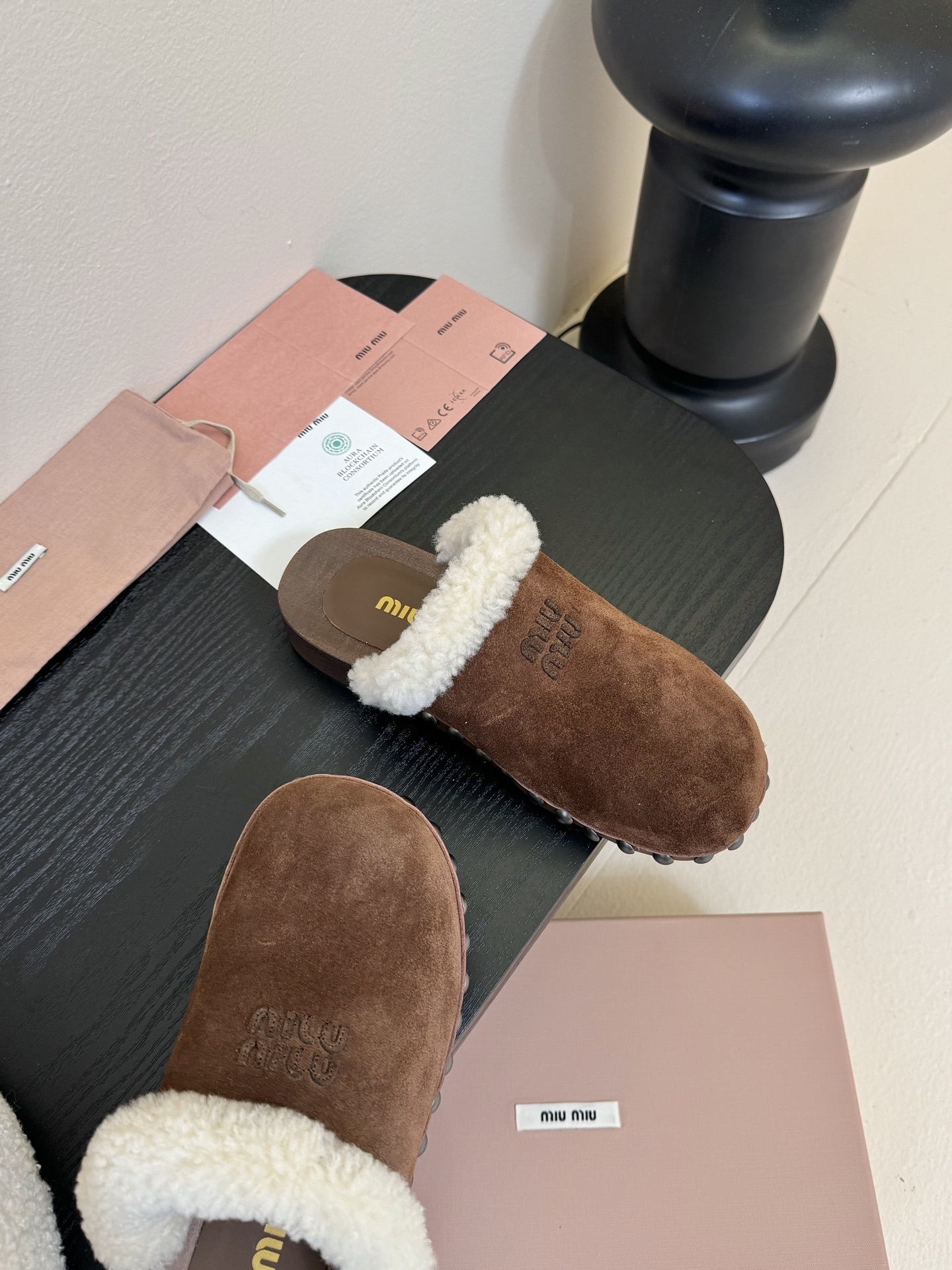 25ss秋冬走秀款MIUMIU 缪缪 实木底羊毛半拖鞋厚底穆勒鞋
鞋面采用了麂皮材质,这种材质不仅触感