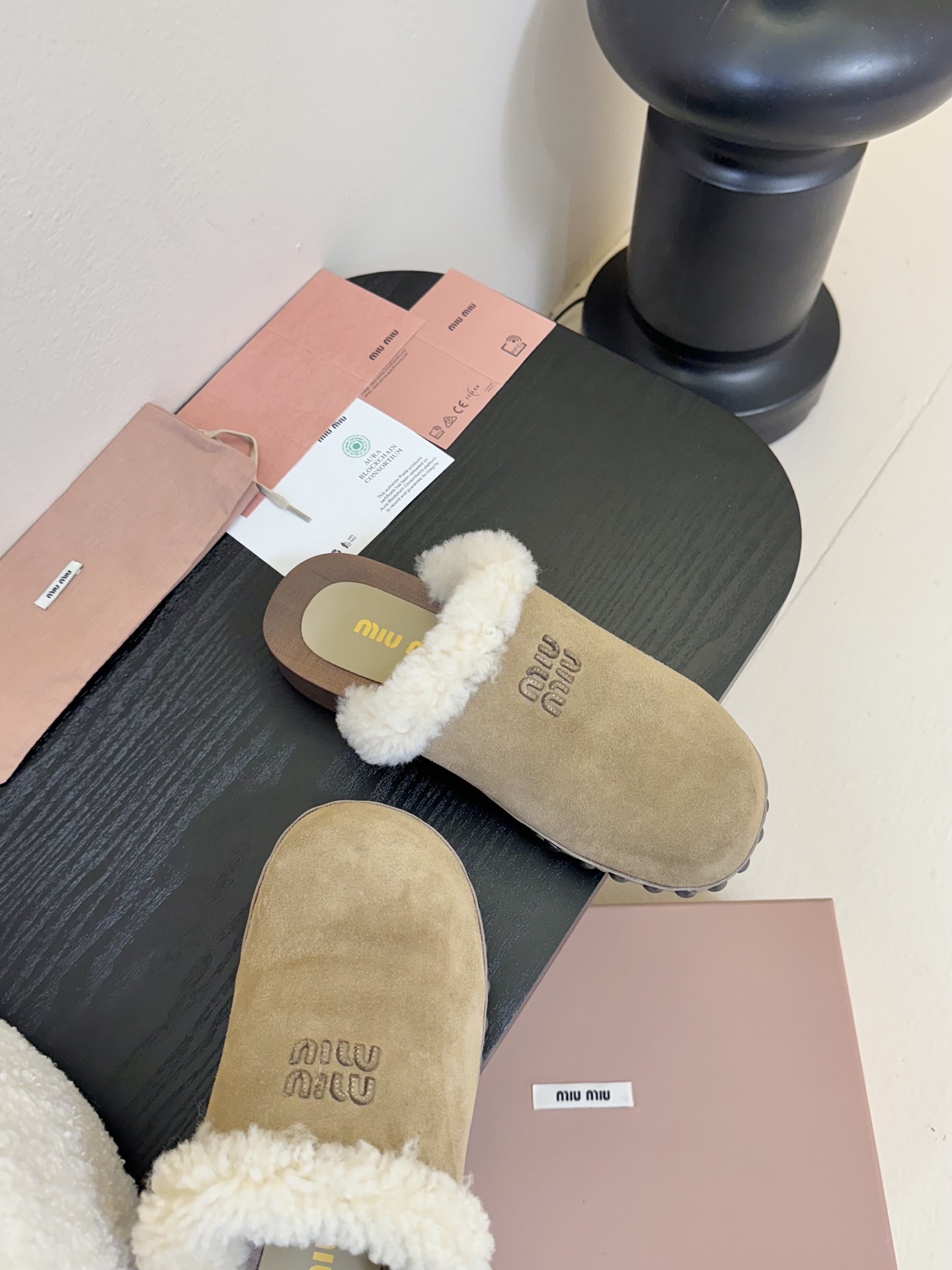 25ss秋冬走秀款MIUMIU 缪缪 实木底羊毛半拖鞋厚底穆勒鞋
鞋面采用了麂皮材质,这种材质不仅触感
