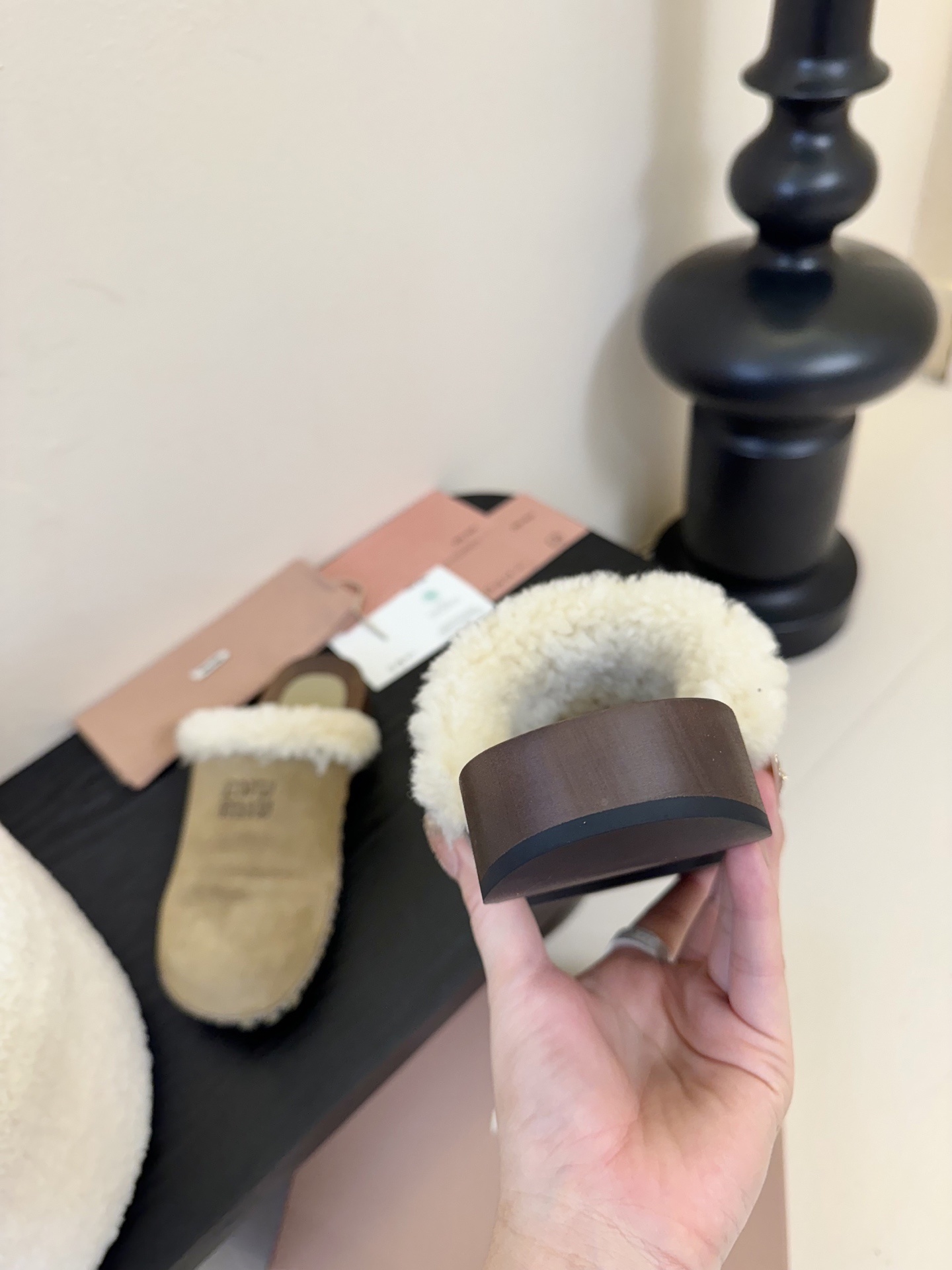 25ss秋冬走秀款MIUMIU 缪缪 实木底羊毛半拖鞋厚底穆勒鞋
鞋面采用了麂皮材质,这种材质不仅触感