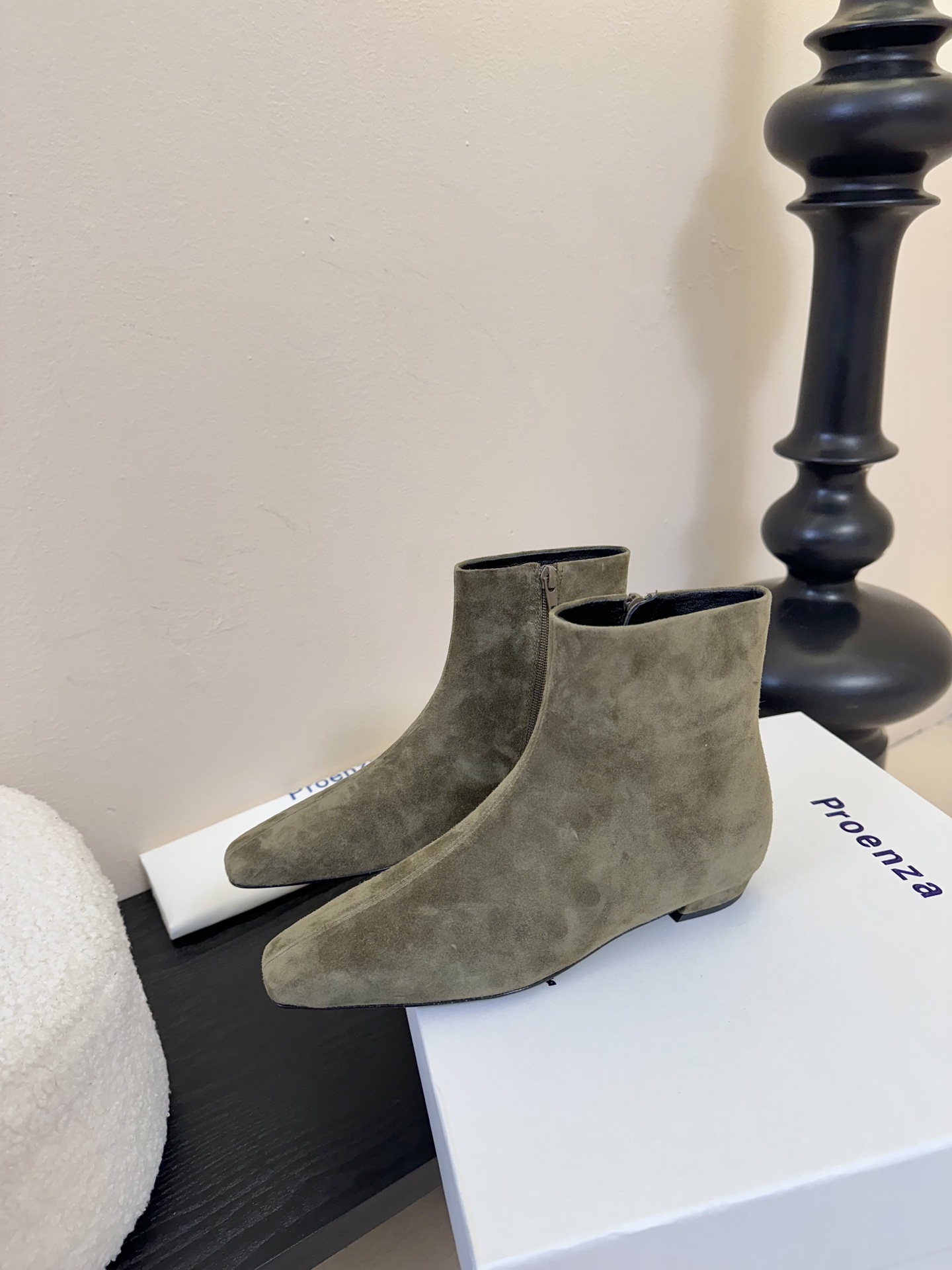 
proenza schouler 新款短靴
采用贴合脚型的廓形设计，并配有模压鞋头，简约中透露一丝精致