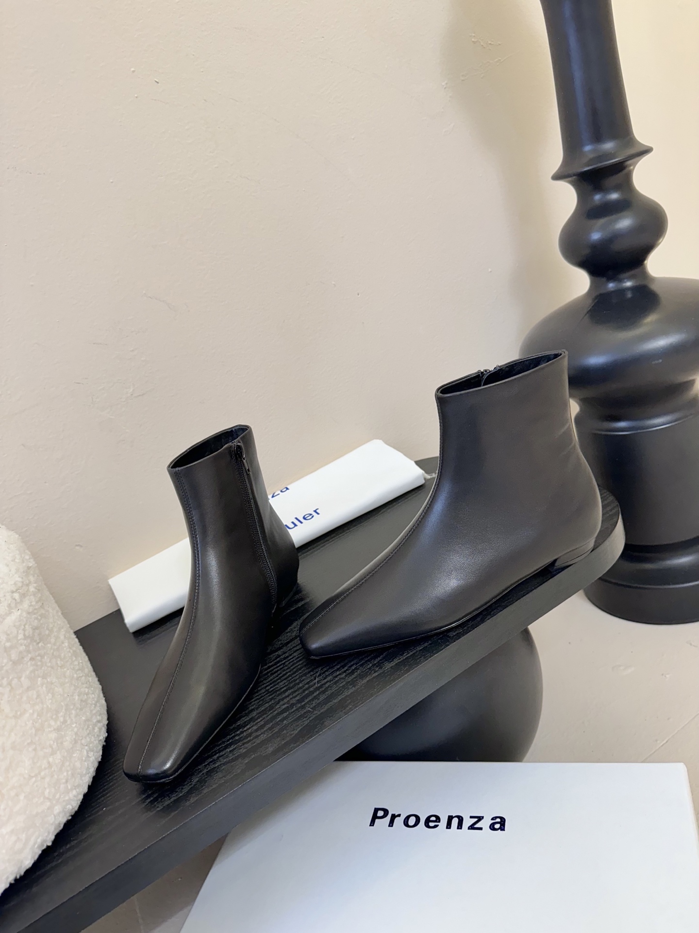 
proenza schouler 新款短靴
采用贴合脚型的廓形设计，并配有模压鞋头，简约中透露一丝精致