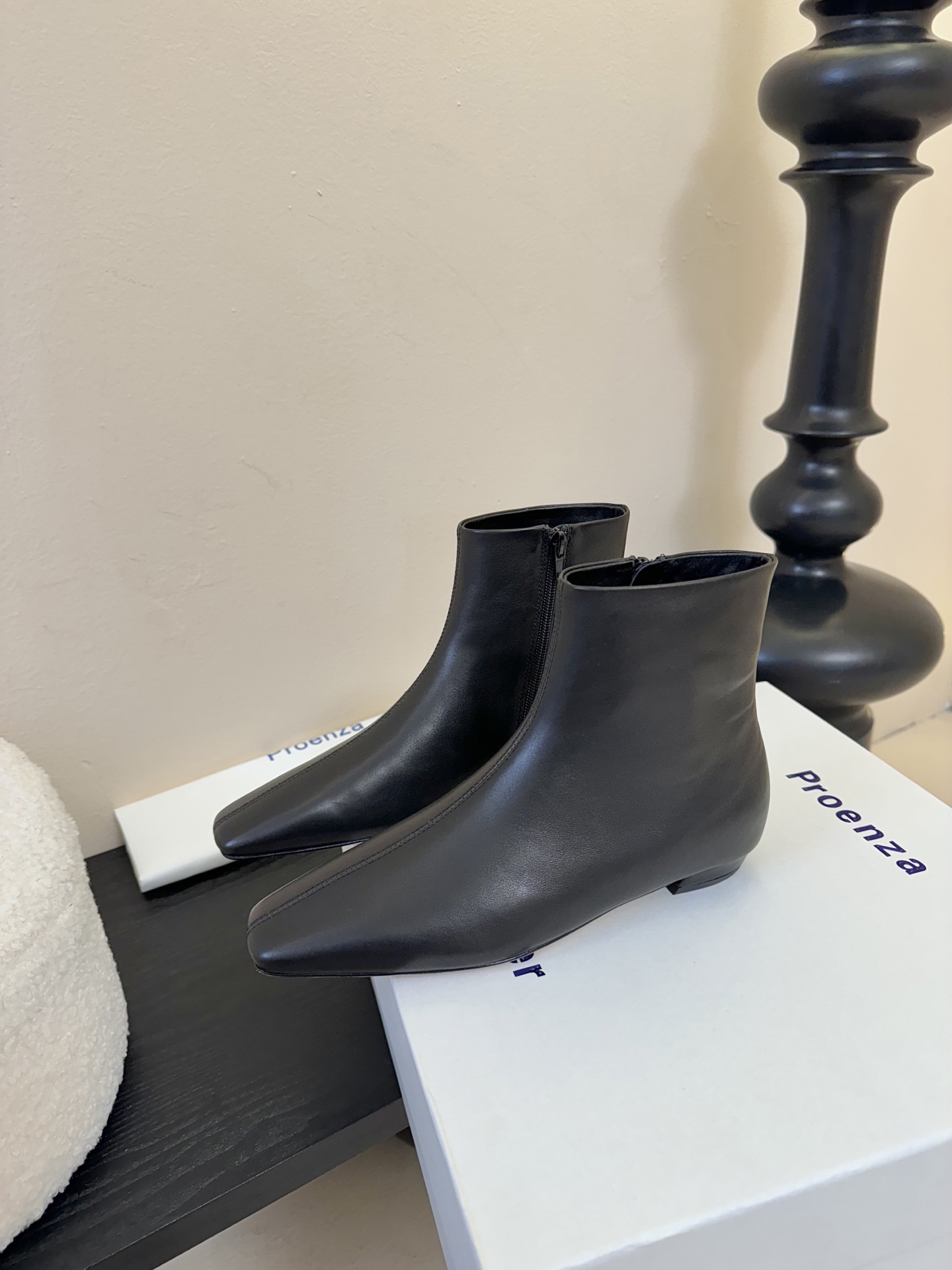 
proenza schouler 新款短靴
采用贴合脚型的廓形设计，并配有模压鞋头，简约中透露一丝精致